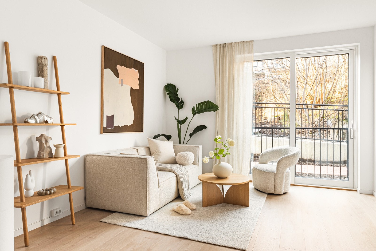 Store vindusflater slipper inn rikelig med naturlig lys. Galleribilde