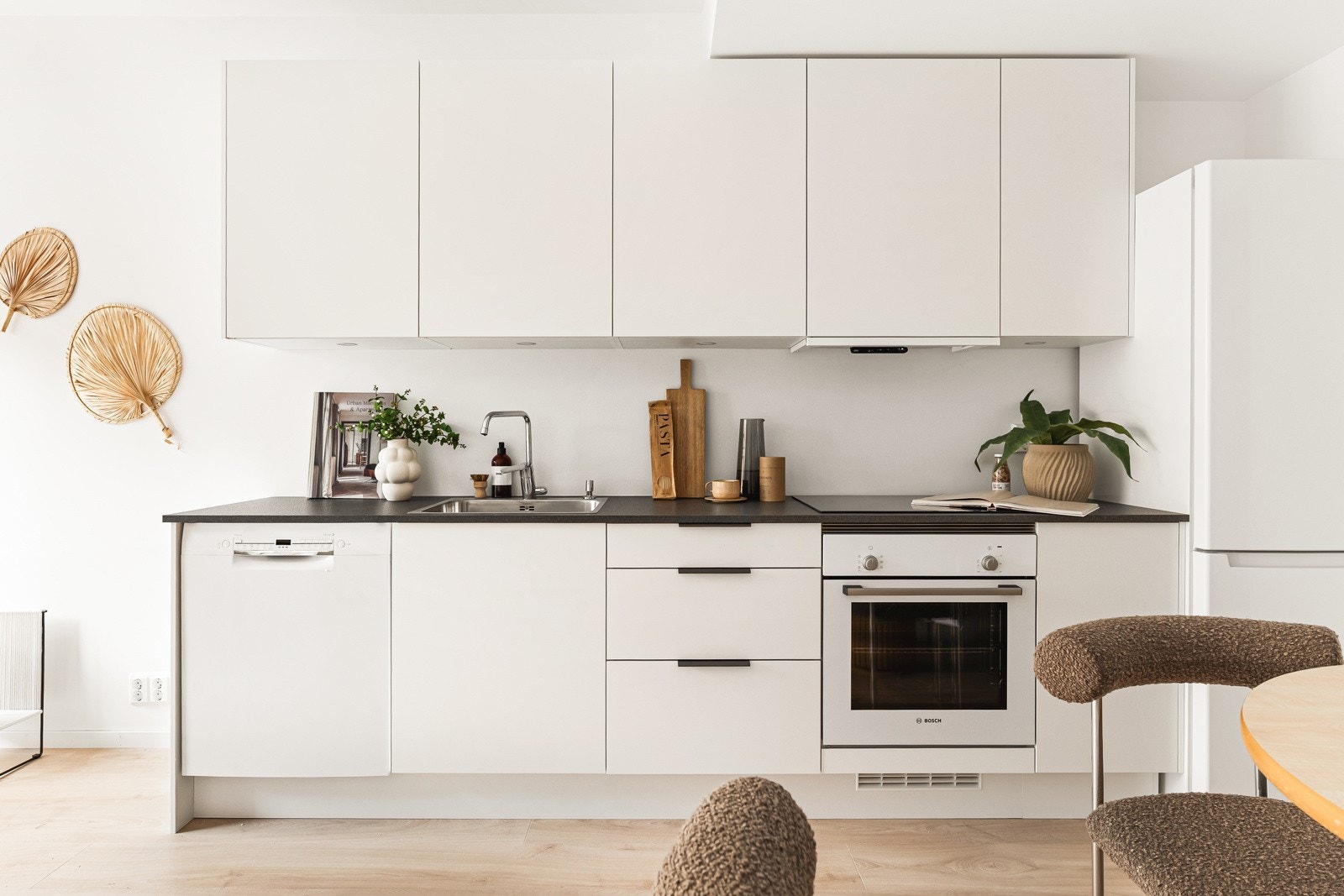 Tidsmessig kjøkkeninnredning med en fin kombinasjon av skap- og benkeplass. Galleribilde