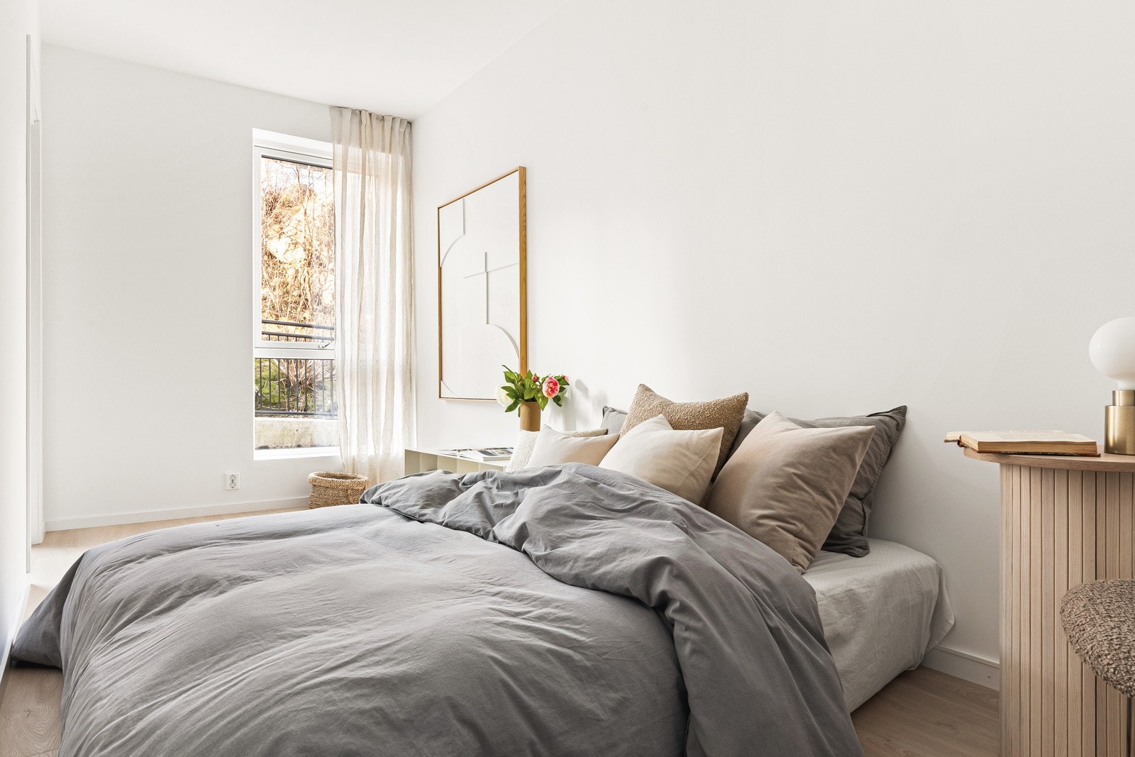 Innbydende soverom med god plass til dobbeltseng og tilhørende nattbord på hver side. Galleribilde