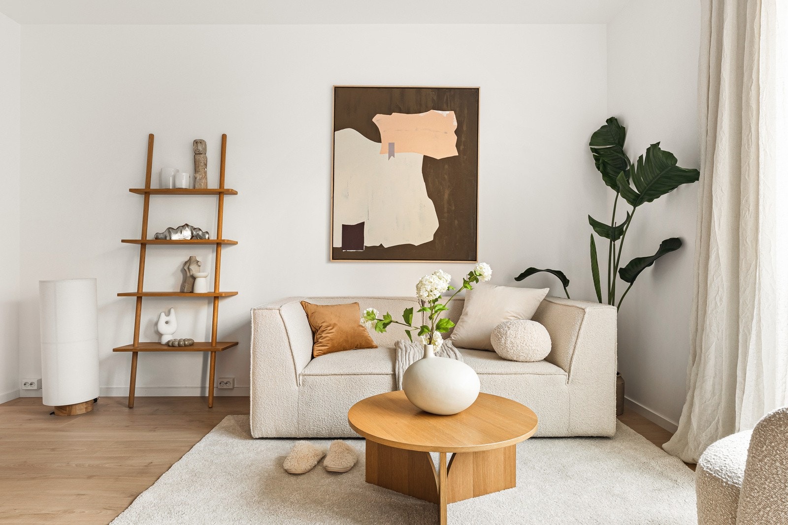 Godt med plass til å innrede med sofa, bord, stoler og tilhørende mediemøblement. Galleribilde