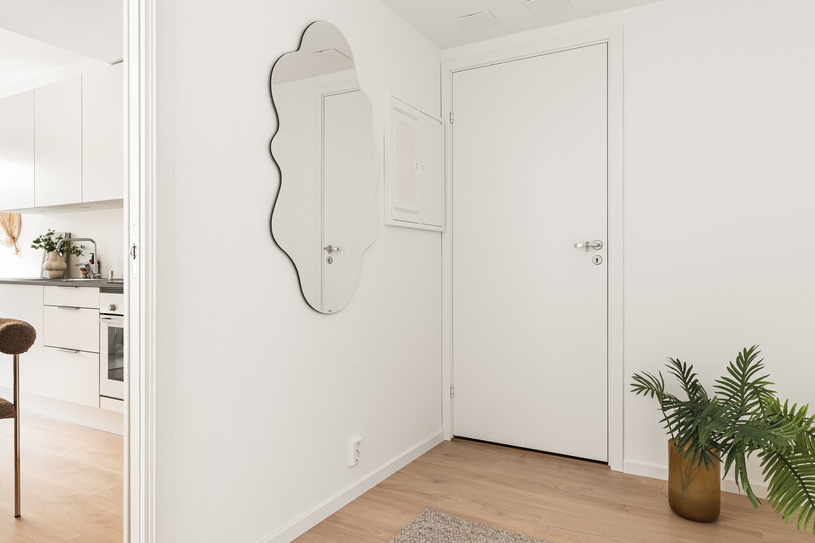 Rommet gir et godt førsteinntrykk av leiligheten. Galleribilde