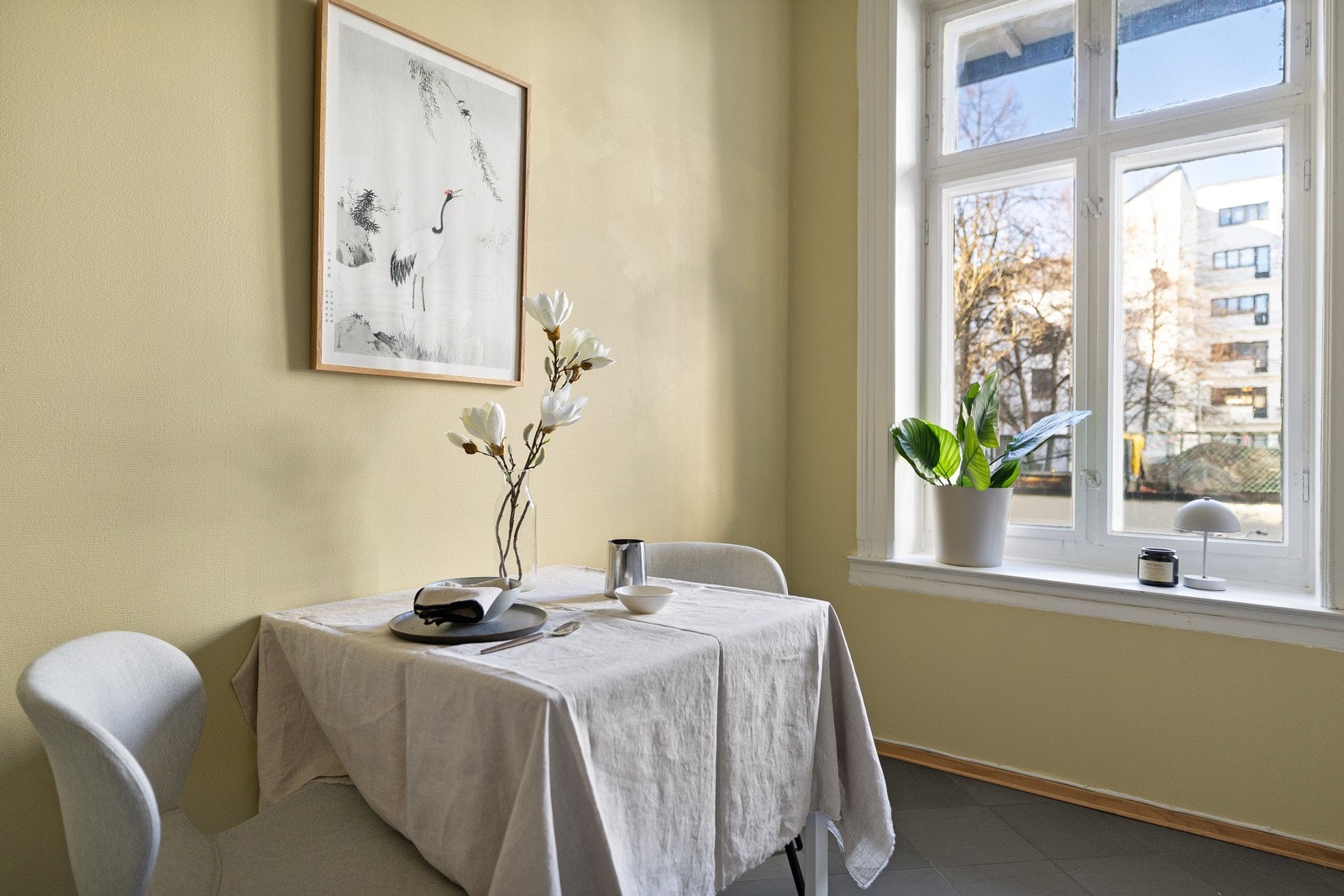 Her er det også plass til spisebord eller ytterligere oppbevaringsmøblement om ønskelig Galleribilde