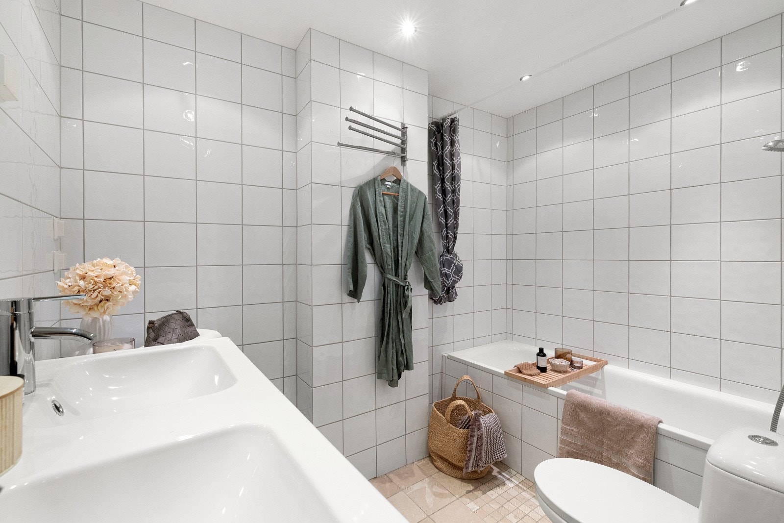 Leiligheten har 2 lyse flislagte bad fra 2011 med varmekabler. Det største badet har innebygget badekar med dusjforheng, gulvmontert toalett, og ny moderne dobbelt servantskap med heldekkende servant Galleribilde