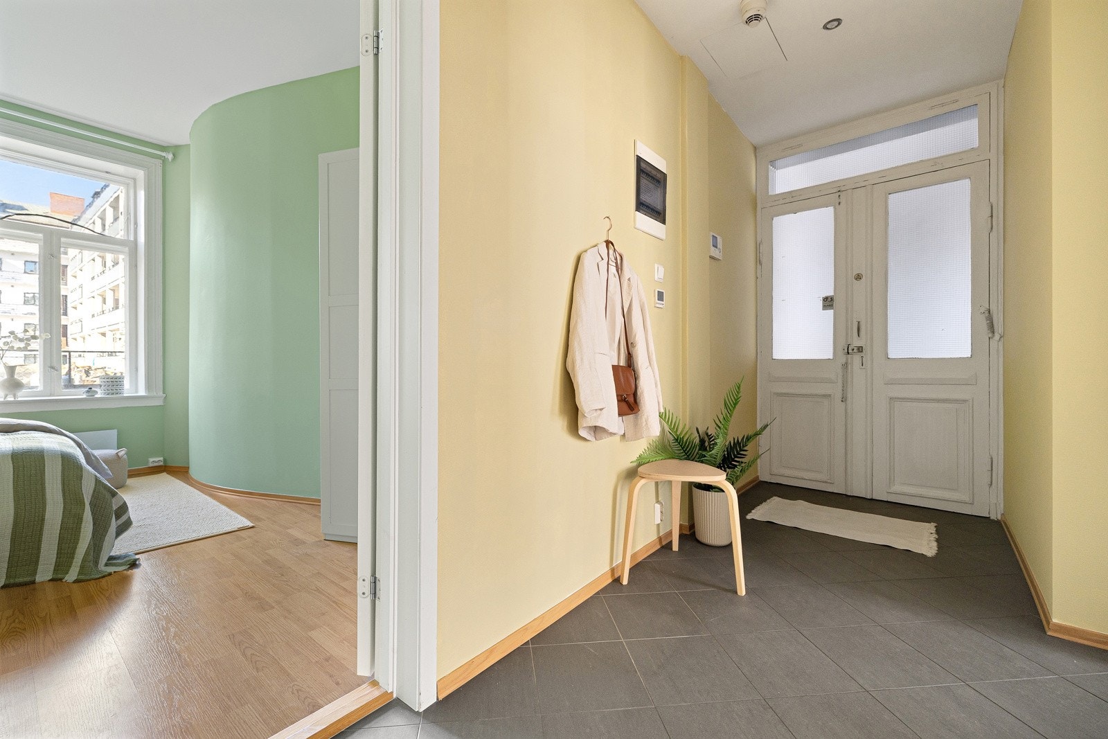 Innbydende entré med plass til oppheng av yttertøy og oppbevaring av sko Galleribilde