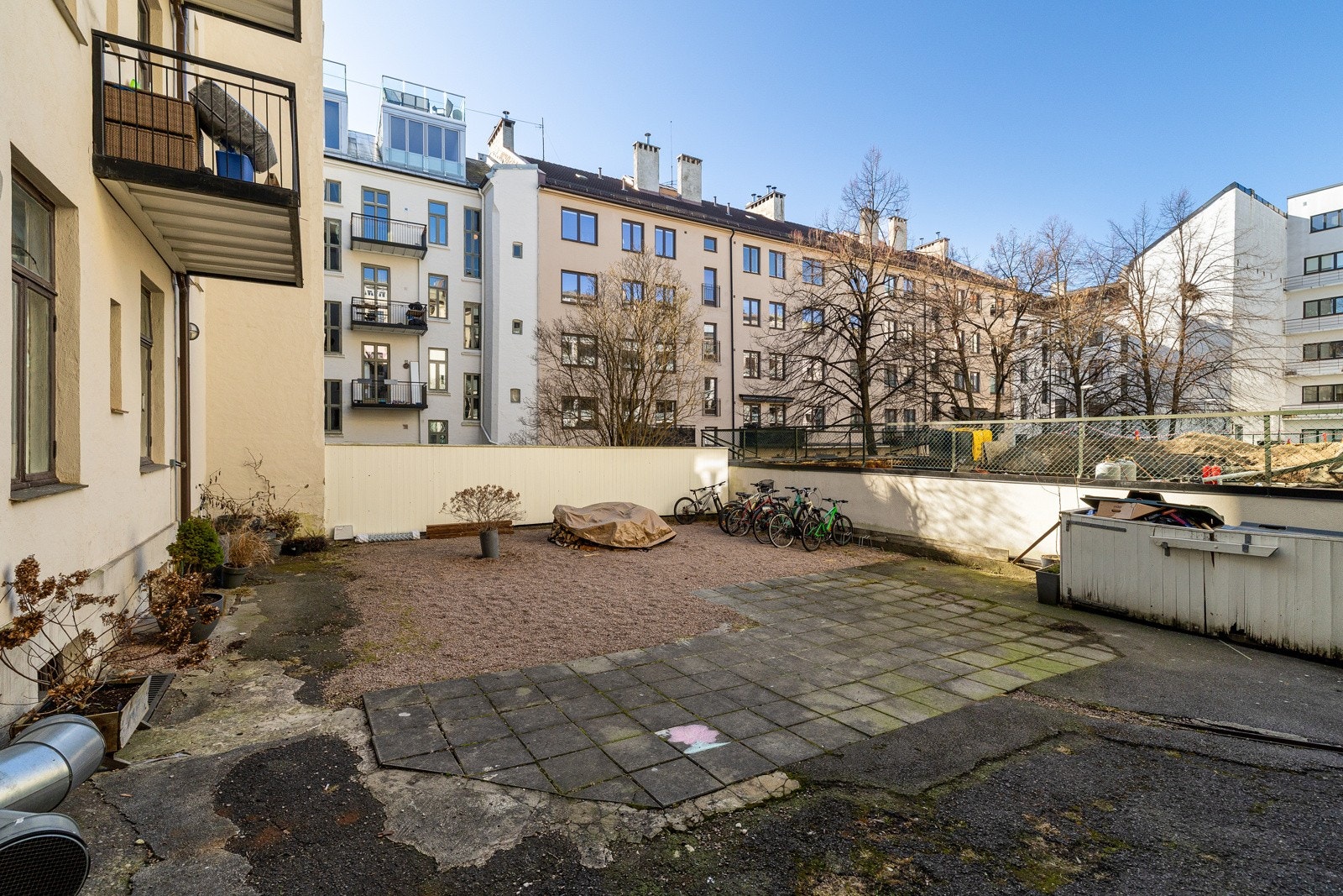Felles bakgård med sittegrupper og sykkelparkering Galleribilde