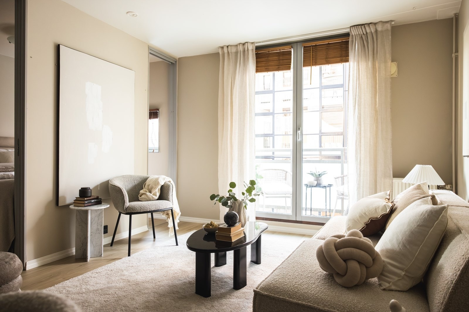 - Leiligheten ble malt i 2025 i delikate og tidsriktige farger - Galleribilde