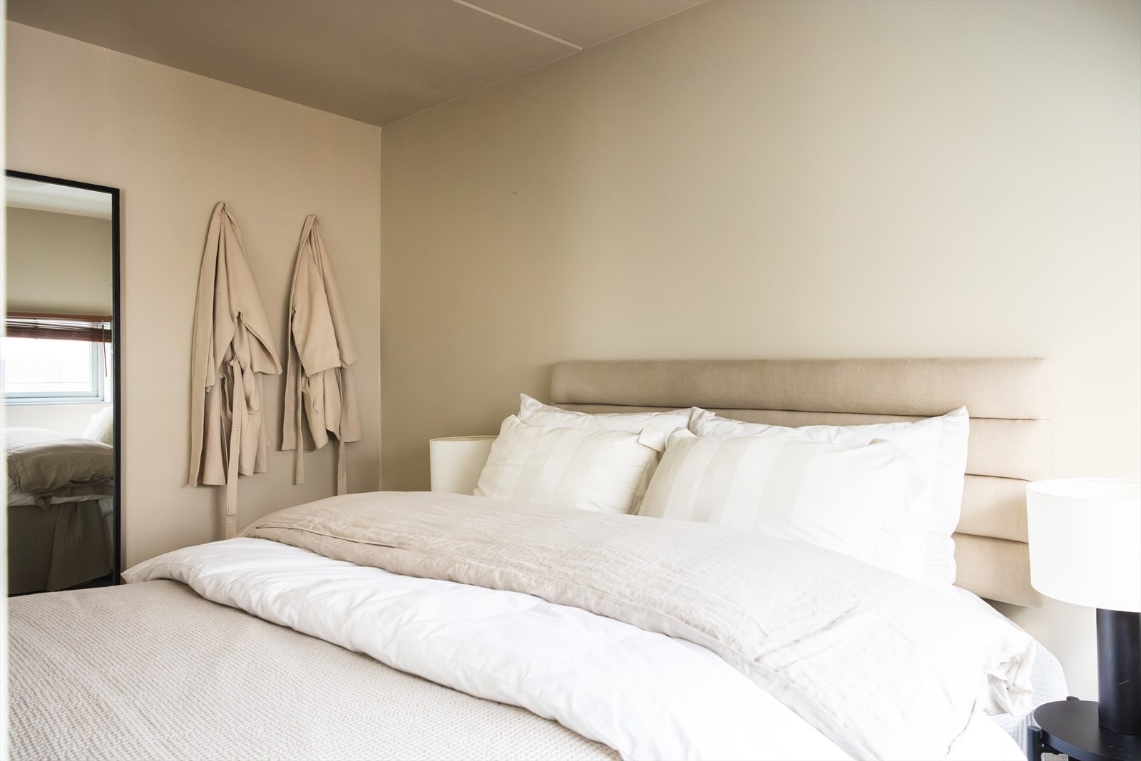 - Romslig soverom med plass til dobbeltseng med tilhørende nattbord og garderobeløsning - Galleribilde