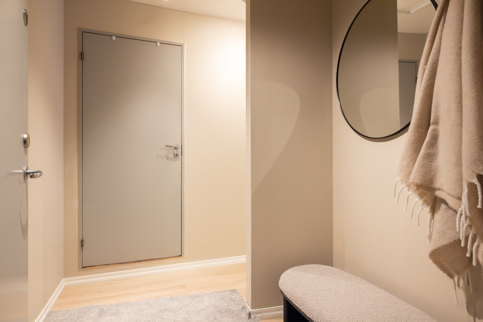 - Det første som møter deg i leiligheten er en lys og innbydende entré som gir et godt førsteinntrykk av leiligheten. Her er det god plass til sko og yttertøy - Galleribilde