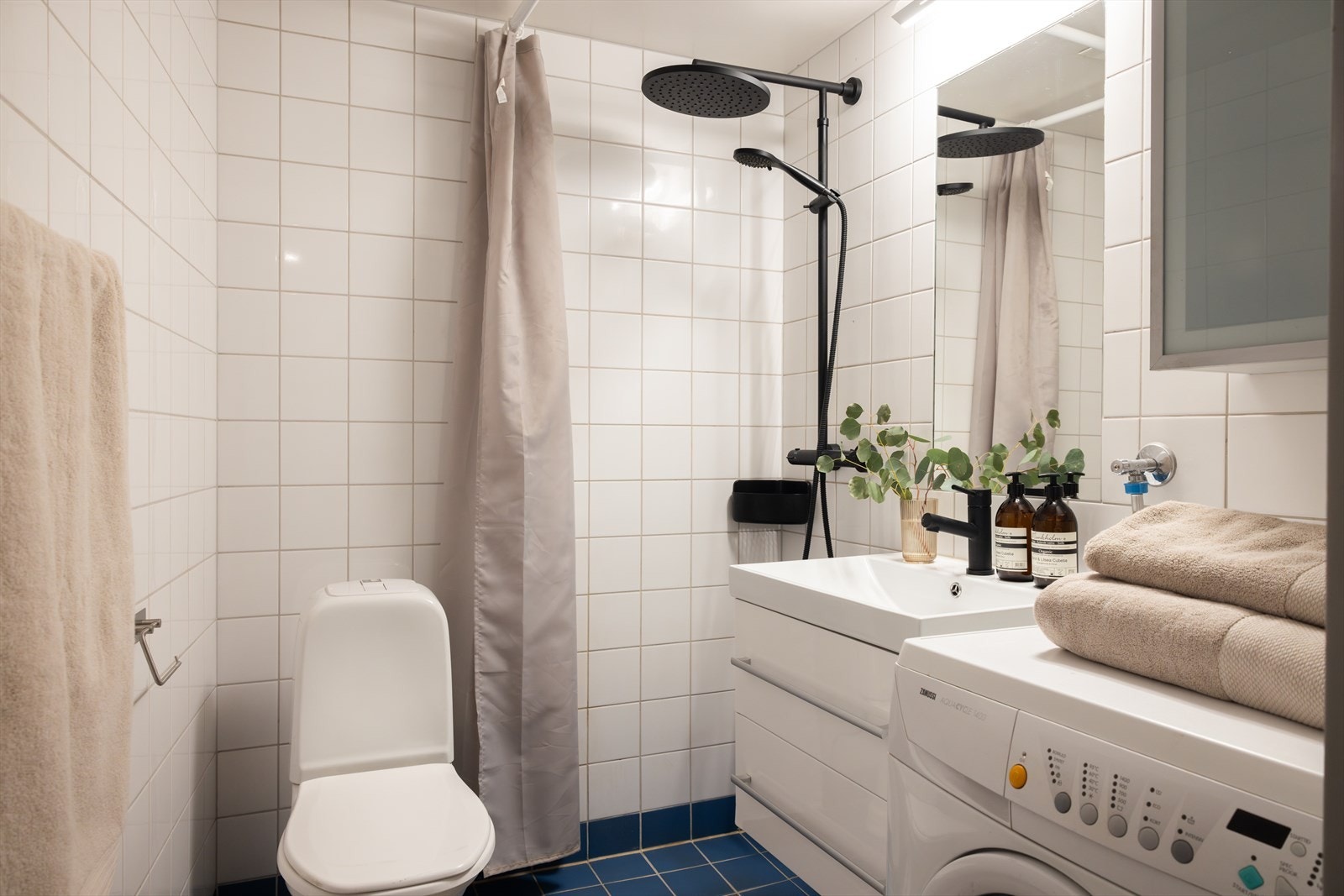 - Flislagt baderom fra byggeår med varme i gulvet - Galleribilde