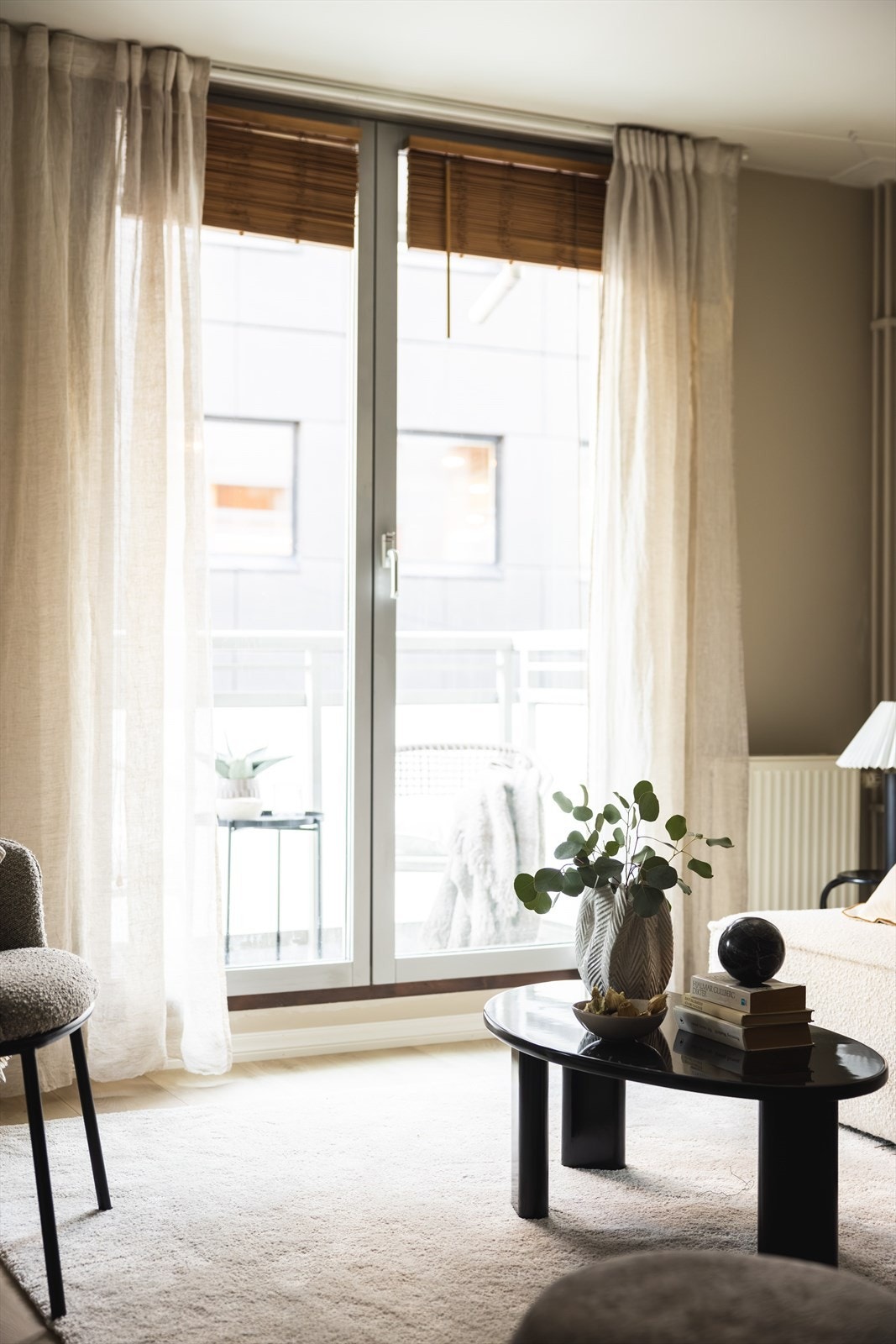 - Store vindusflater som gir rikelig med luft og lys - Galleribilde