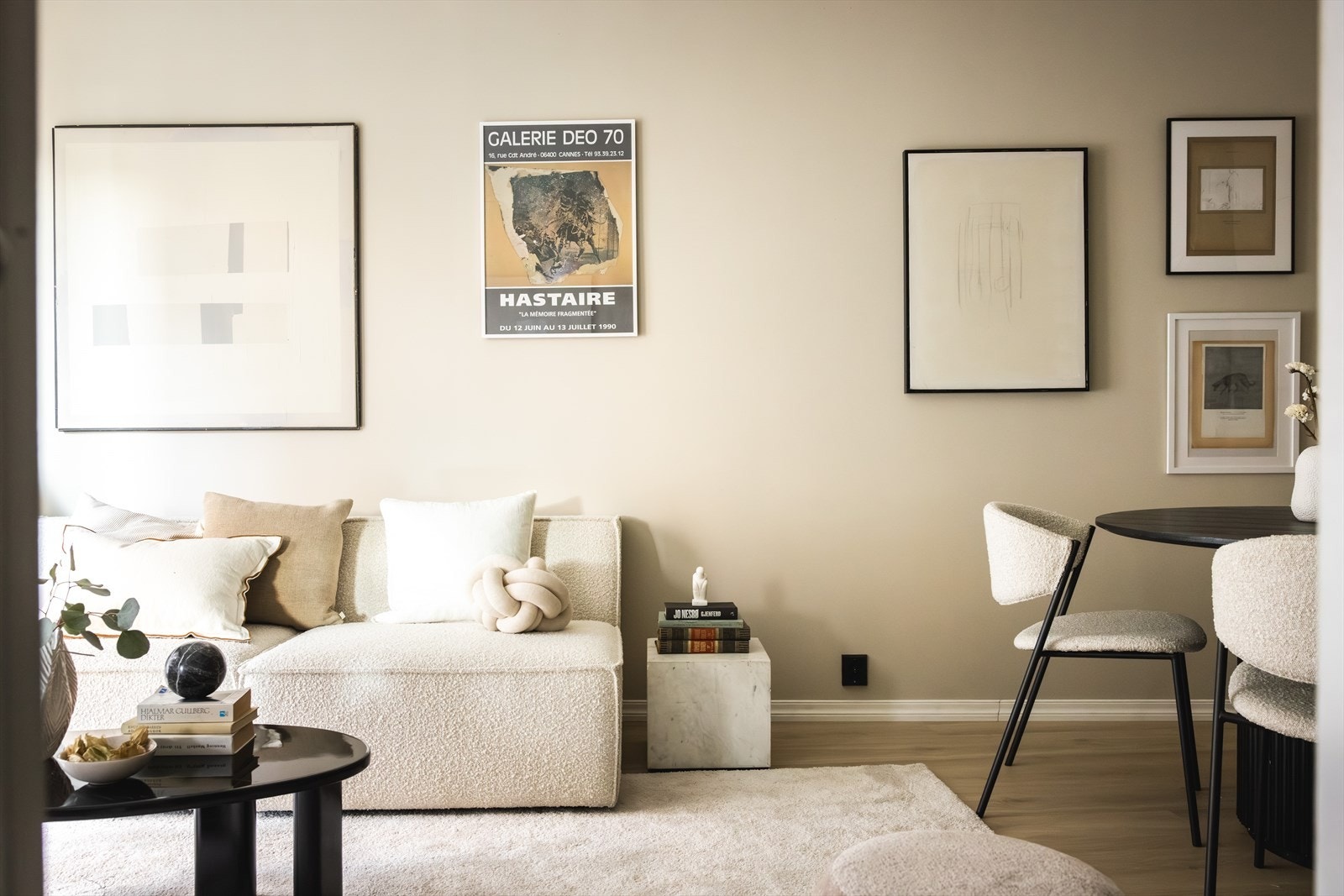 I stuen er det god plass til sofaseksjon med tilhørende møblement, TV-benk og spisebord - Galleribilde