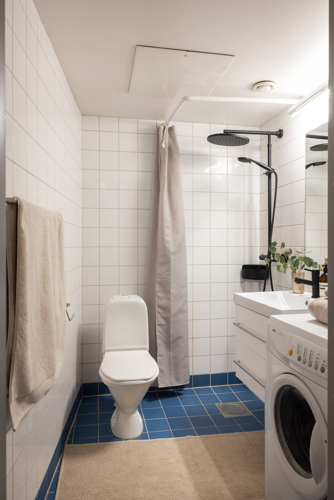 - Innredet med klosett, servant nedfelt i innredning, speil og dusjhjørne med forheng. Baderommsinnredning og regnfallsdusj ble satt inn i 2021. Opplegg for vaskemaskin. Mekanisk avtrekk - Galleribilde