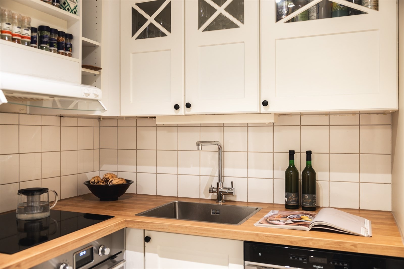 - Kjøkkenet er oppgradert med ny benkeplate, vask, induksjonstopp, integrert ovn og blandingsbatteri fra a-collection i 2025, samt ny oppvaskmaskin i 2024 - Galleribilde