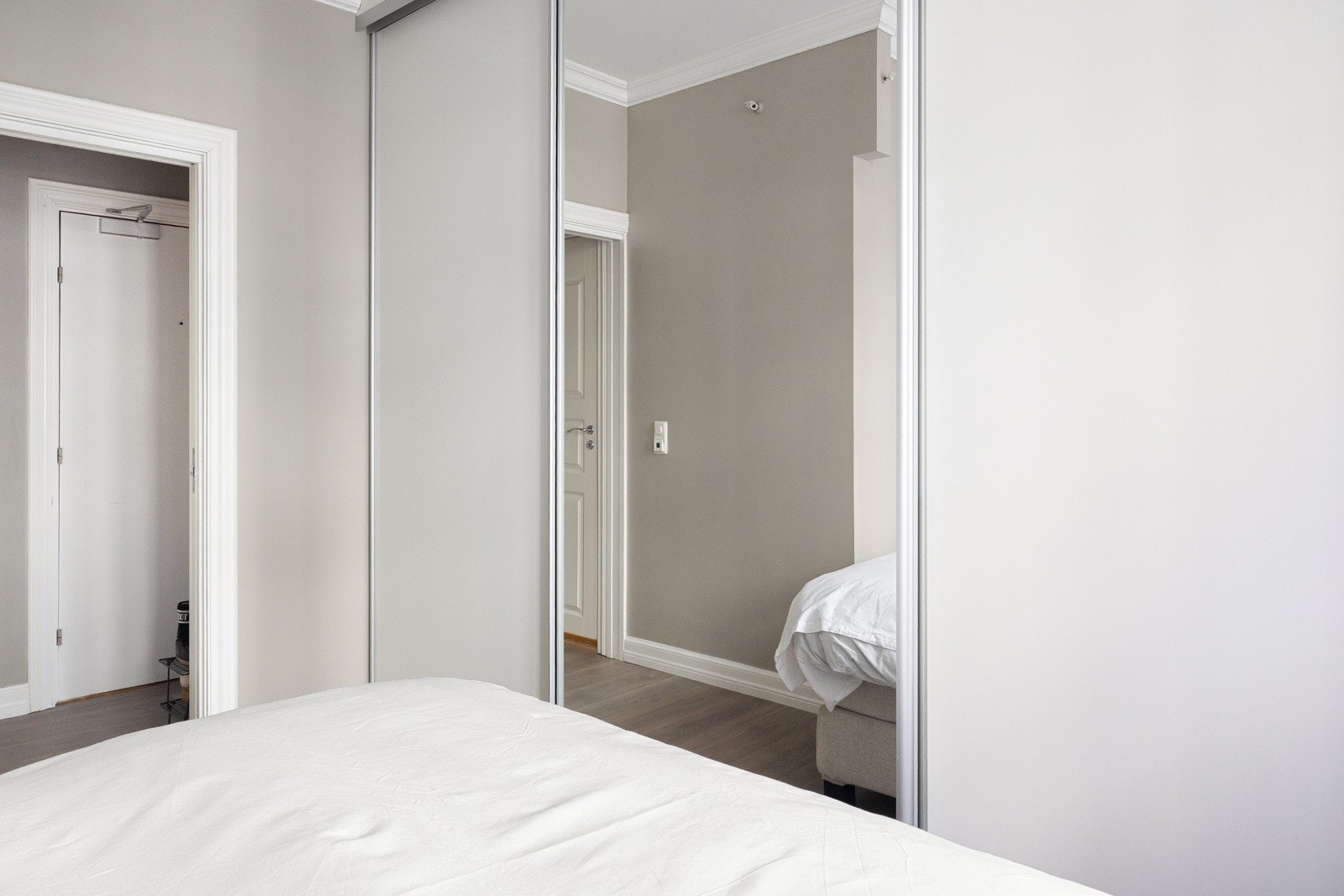 Rommet har en stor skyvedørsgarderobe som gir gode oppbevaringsmuligheter Galleribilde