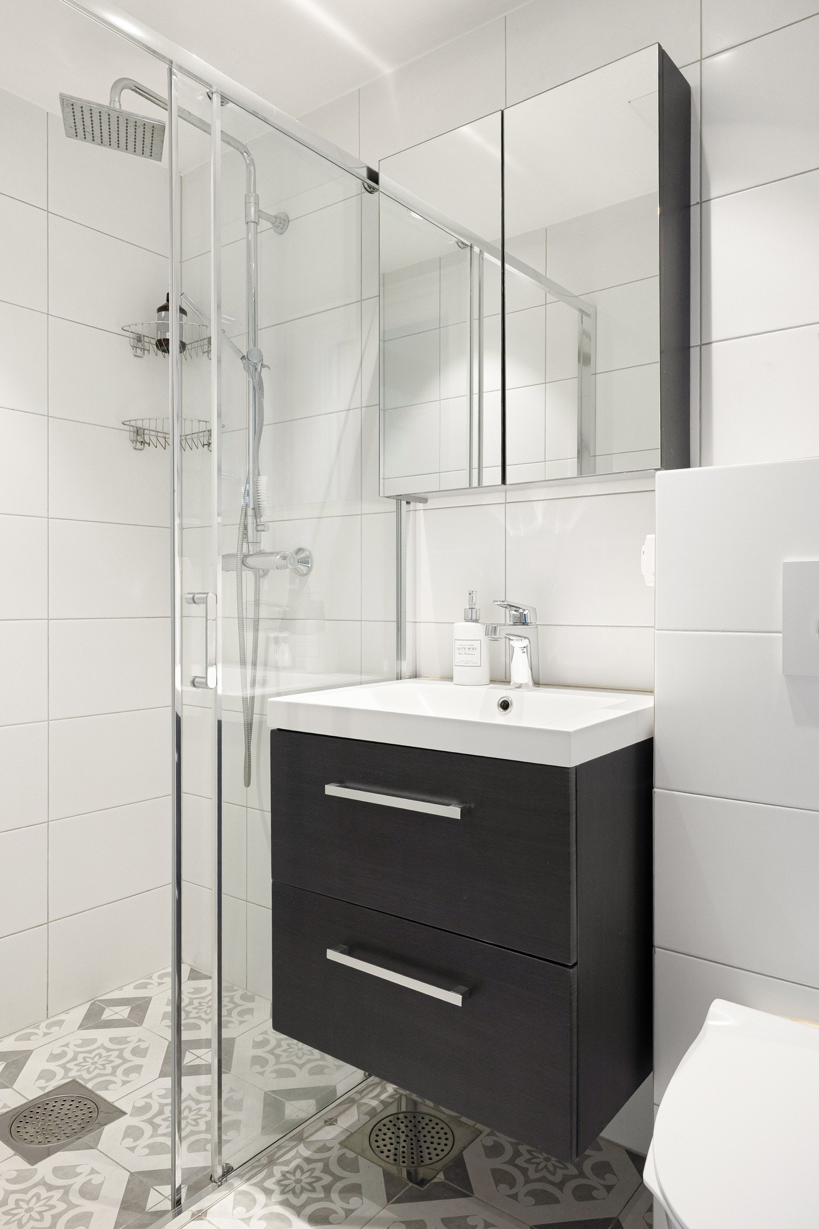 Badet ble totaloppusset i november 2015 av Proff Oppussing i regi av tidligere eier. Historiske fliser på gulvet. Galleribilde