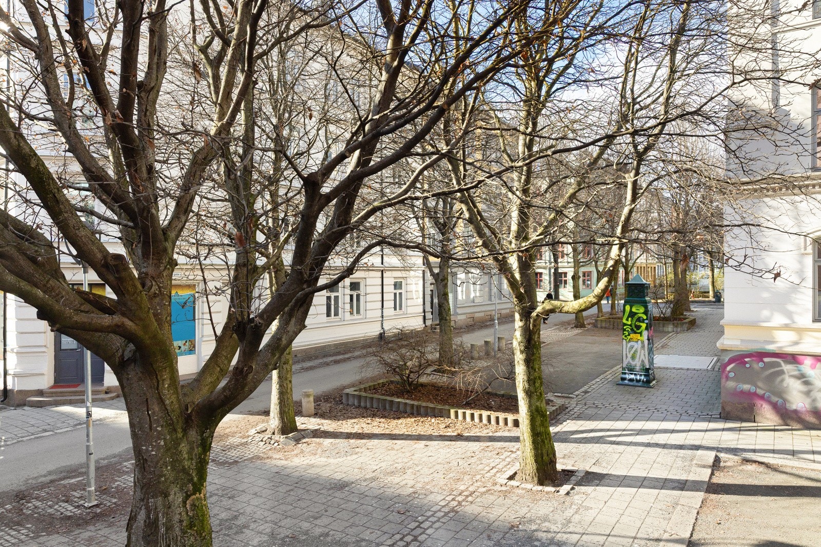 Beliggende ut mot rolig gatetun, tilbaketrukket fra vei. Galleribilde