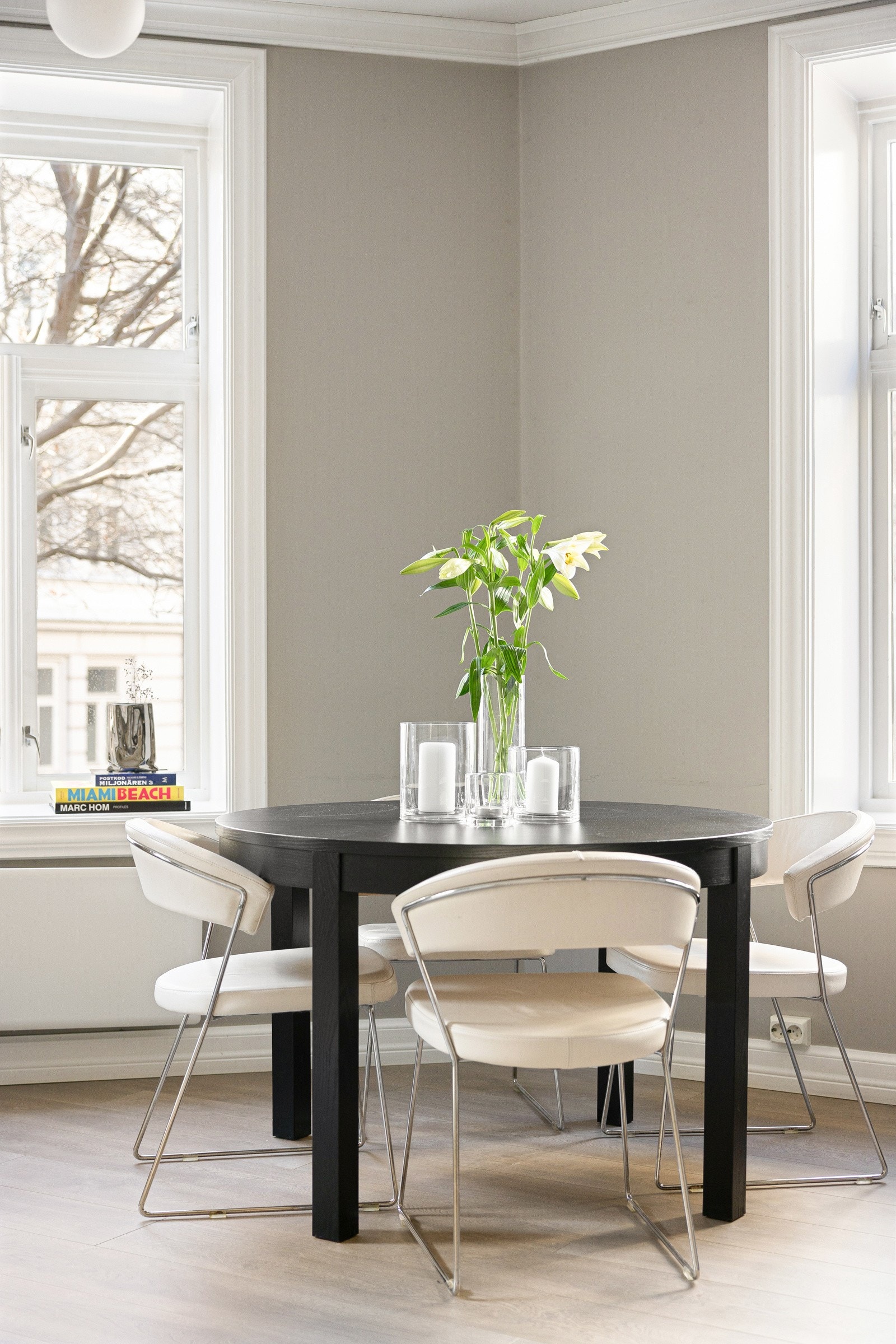 Lys og romslig stue med åpen løsning mot kjøkkenet gir en luftig og sosial atmosfære Galleribilde