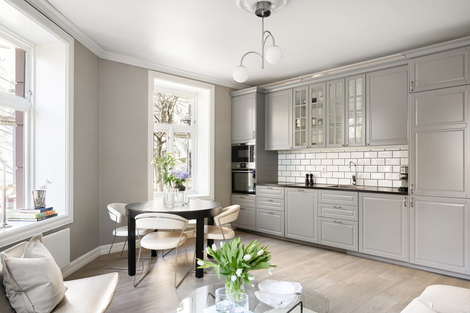 Klassisk, lys og lekker hjørneleilighet med god standard - Svært god takhøyde på 2,75 meter samt store vindusflater bidrar til godt med naturlig lys i leiligheten Galleribilde