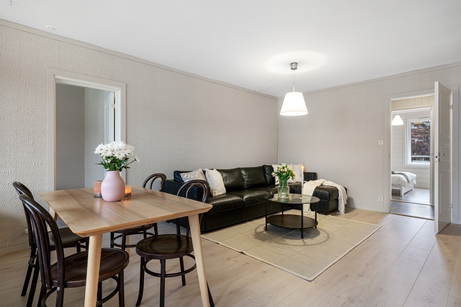 - Stuen strekker seg utover et areal på 21,3m² - Galleribilde