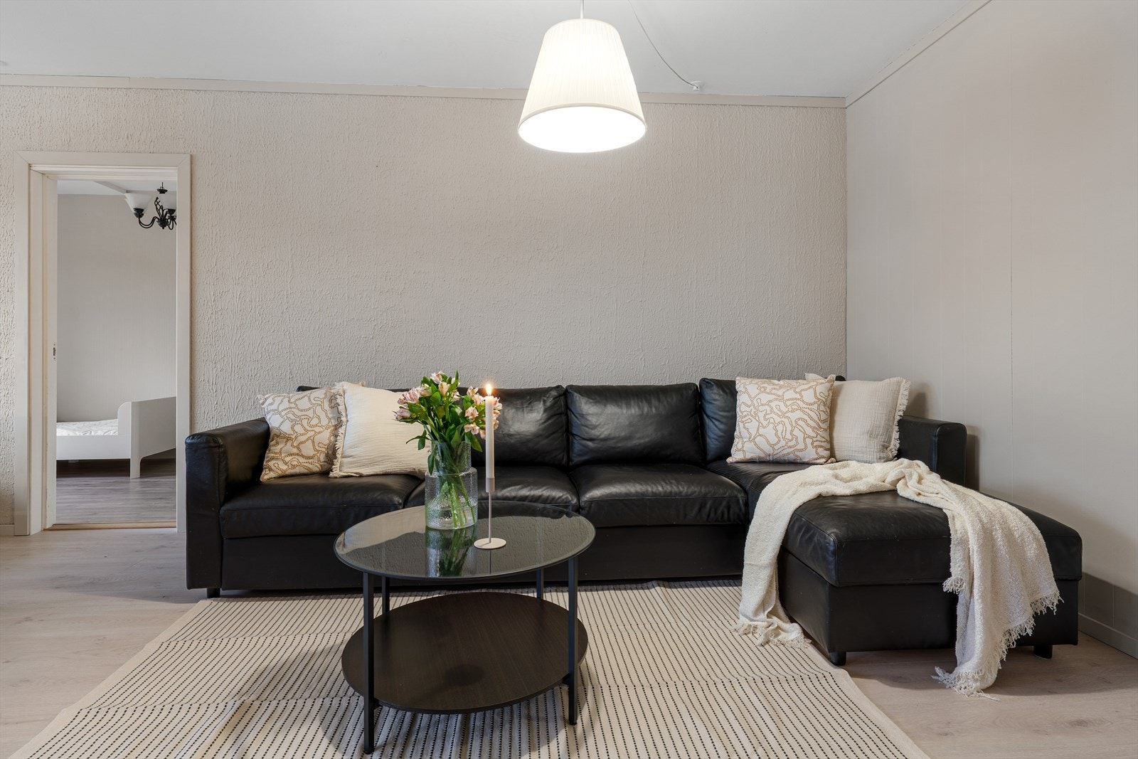 - God plass til sofagruppe og spisebord i hver sin naturlige sone - Galleribilde