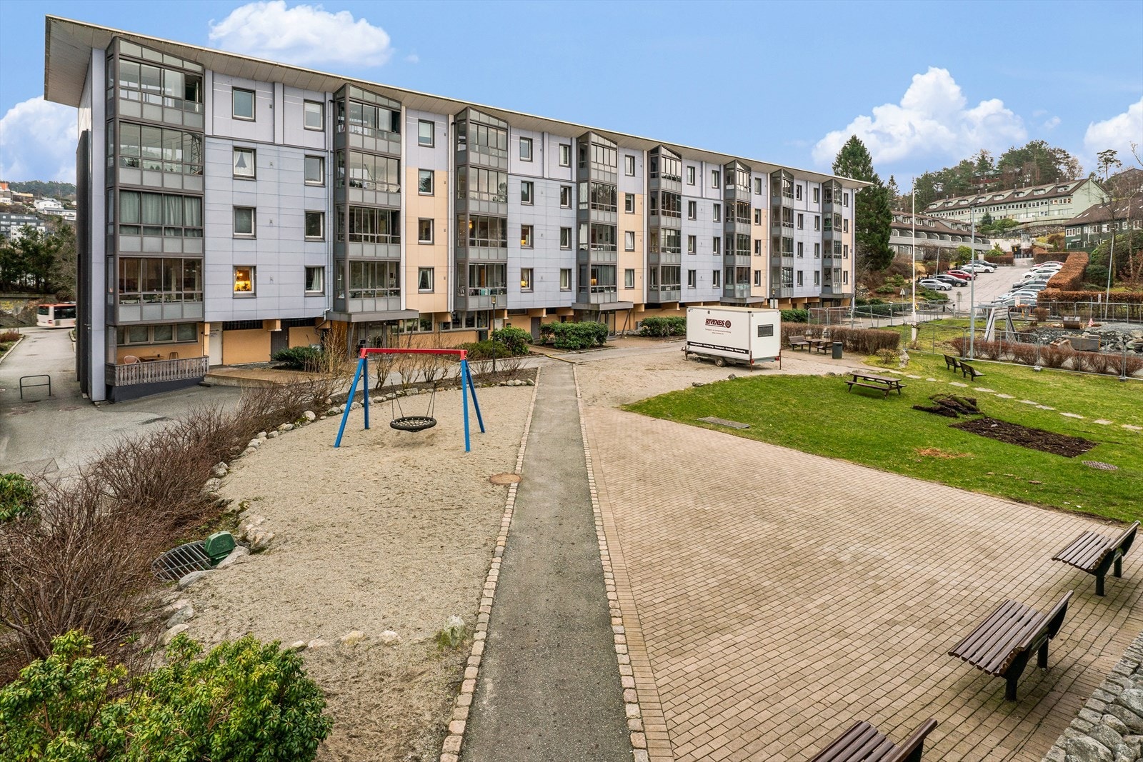 - Her bor man sentralt til med kort vei til "alt" man trenger i hverdagen - Galleribilde