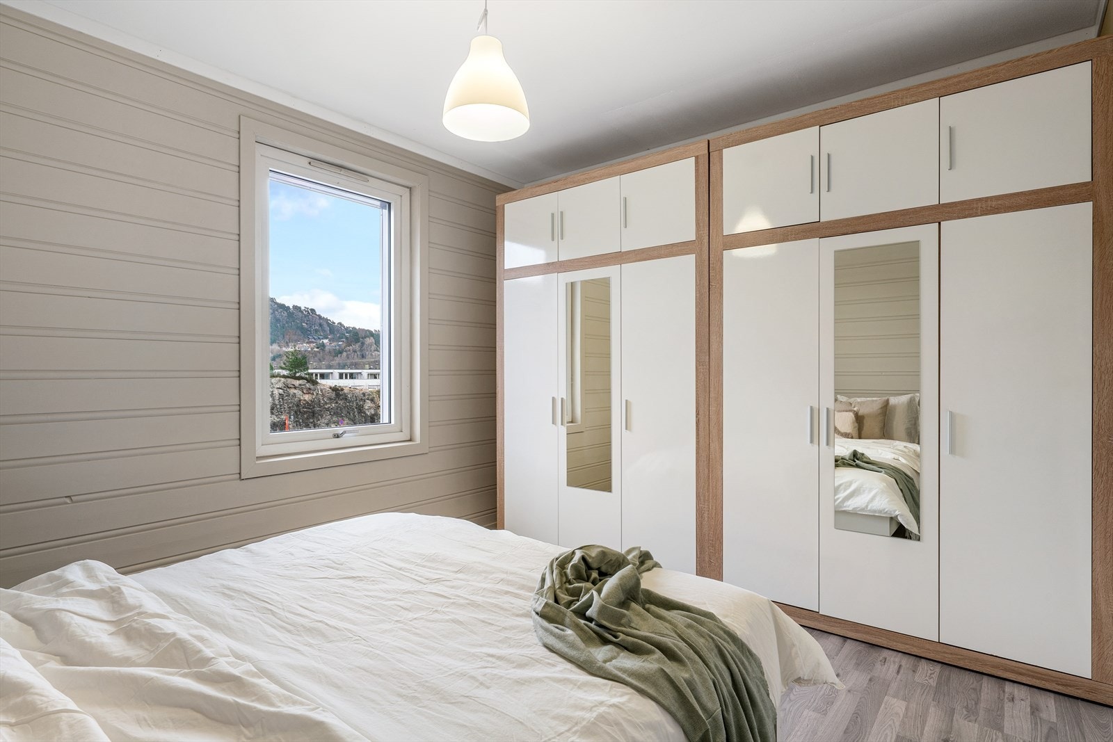 - Her er det god plass til seng i ønsket størrelse og en langstrakt garderobeløsning - Galleribilde