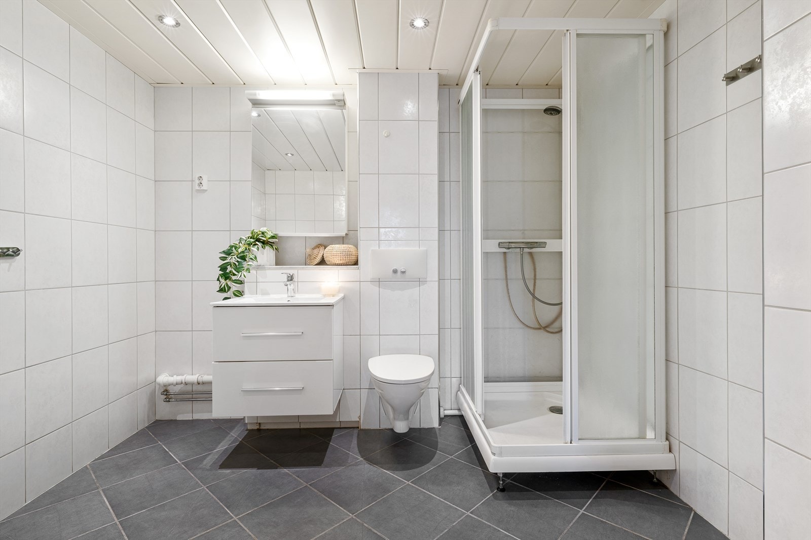 - Helfliset baderom på 6,8m² med behagelig varme i gulv - Galleribilde