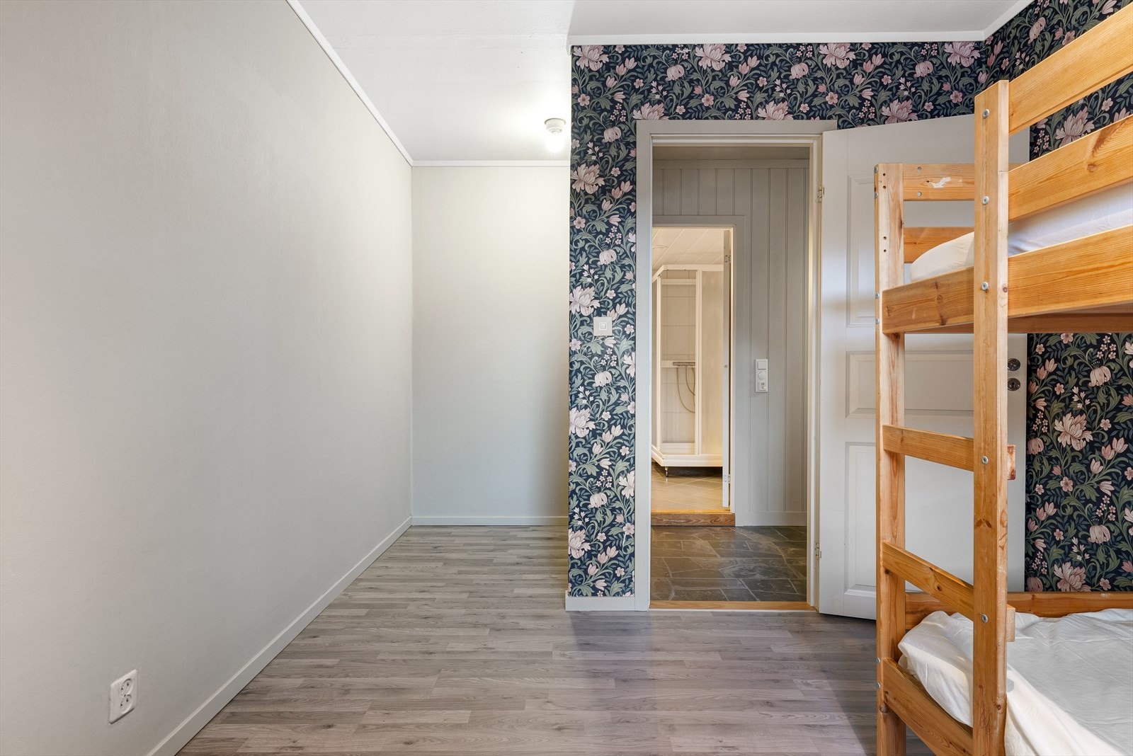 - I nisjen har man plass til et garderobeskap, skrivebord eller annet - Galleribilde