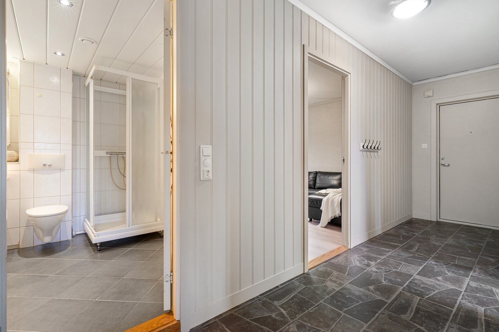 - Langstrakt entré på 7,2m² med god plass til oppbevaring av sko og yttertøy - Galleribilde