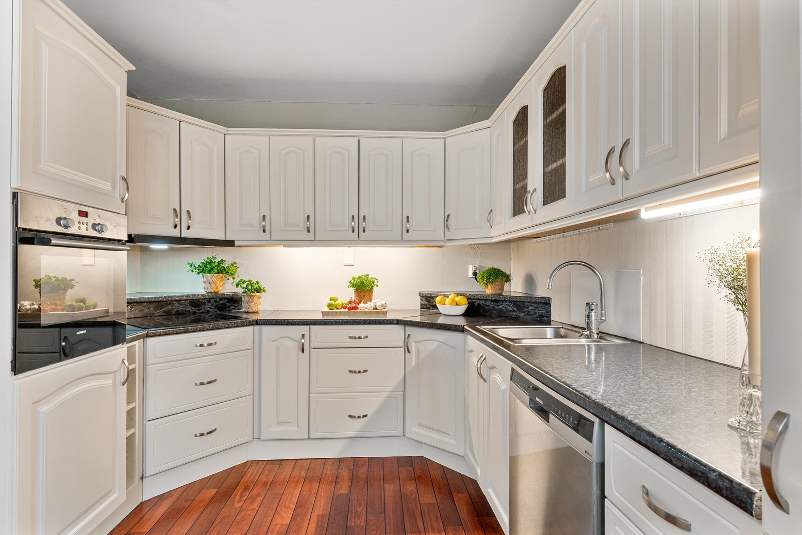 - Her har man rikelig med lagringsplass i overskap og dype skuffer - Galleribilde