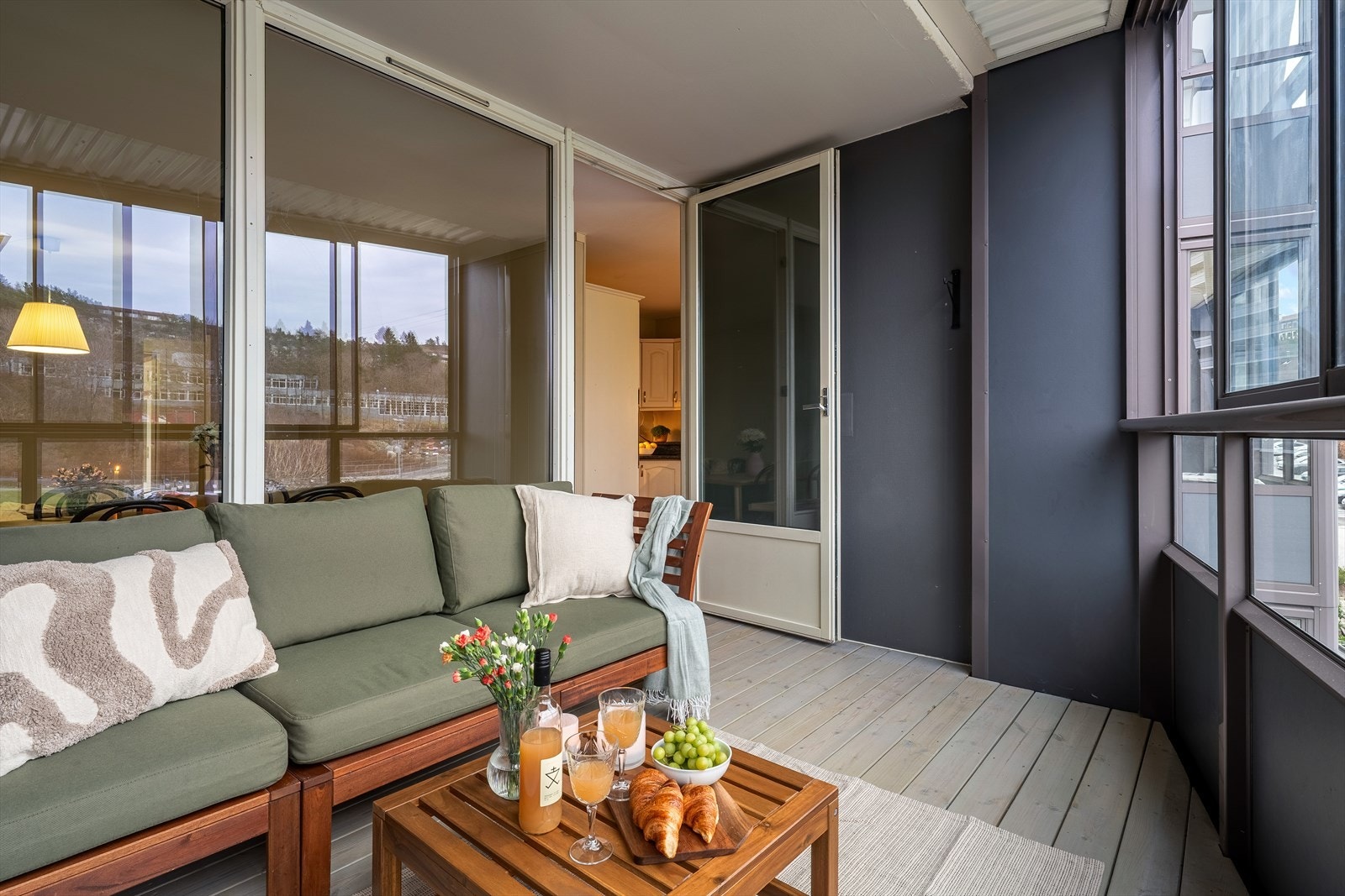 - Selger opplyser om sol fra ca. kl. 09:30-22 på balkongen midtsommers - Galleribilde