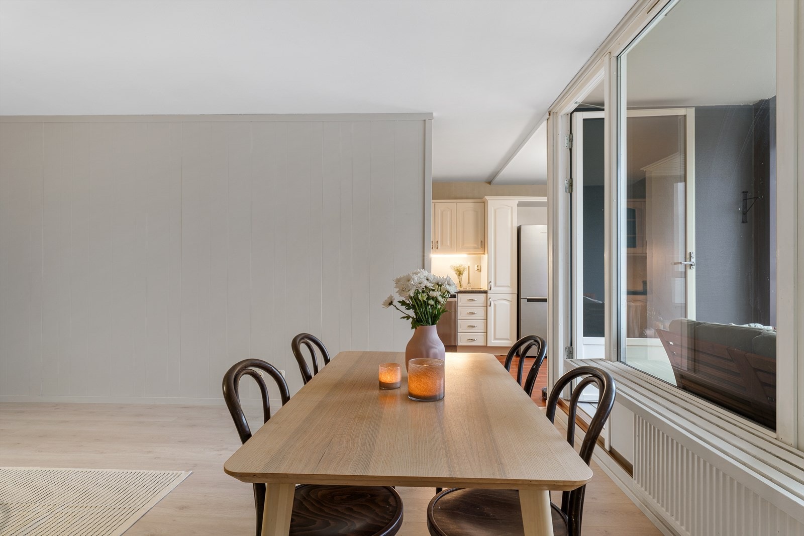 - Delvis åpen løsning mellom stue og kjøkken gjør matlagingen til en sosial aktivitet og serveringen svært enkel - Galleribilde