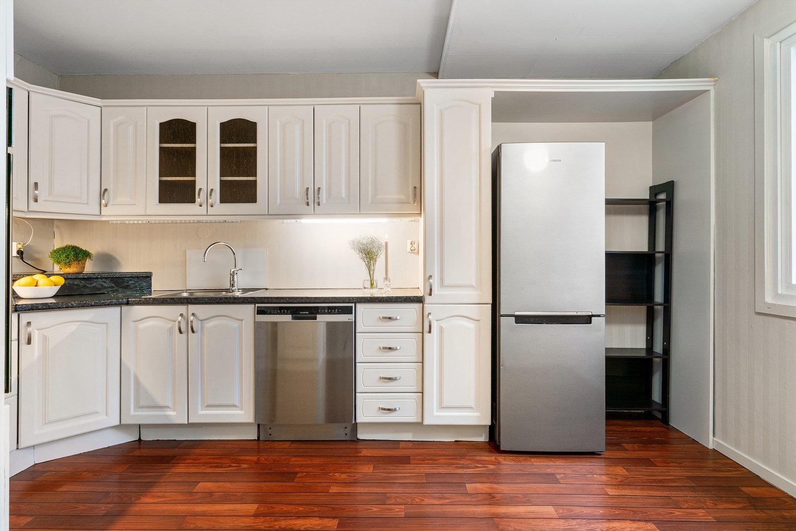 - Klassisk kjøkkeninnredning med profilerte fronter og benkeplate av laminat - Galleribilde