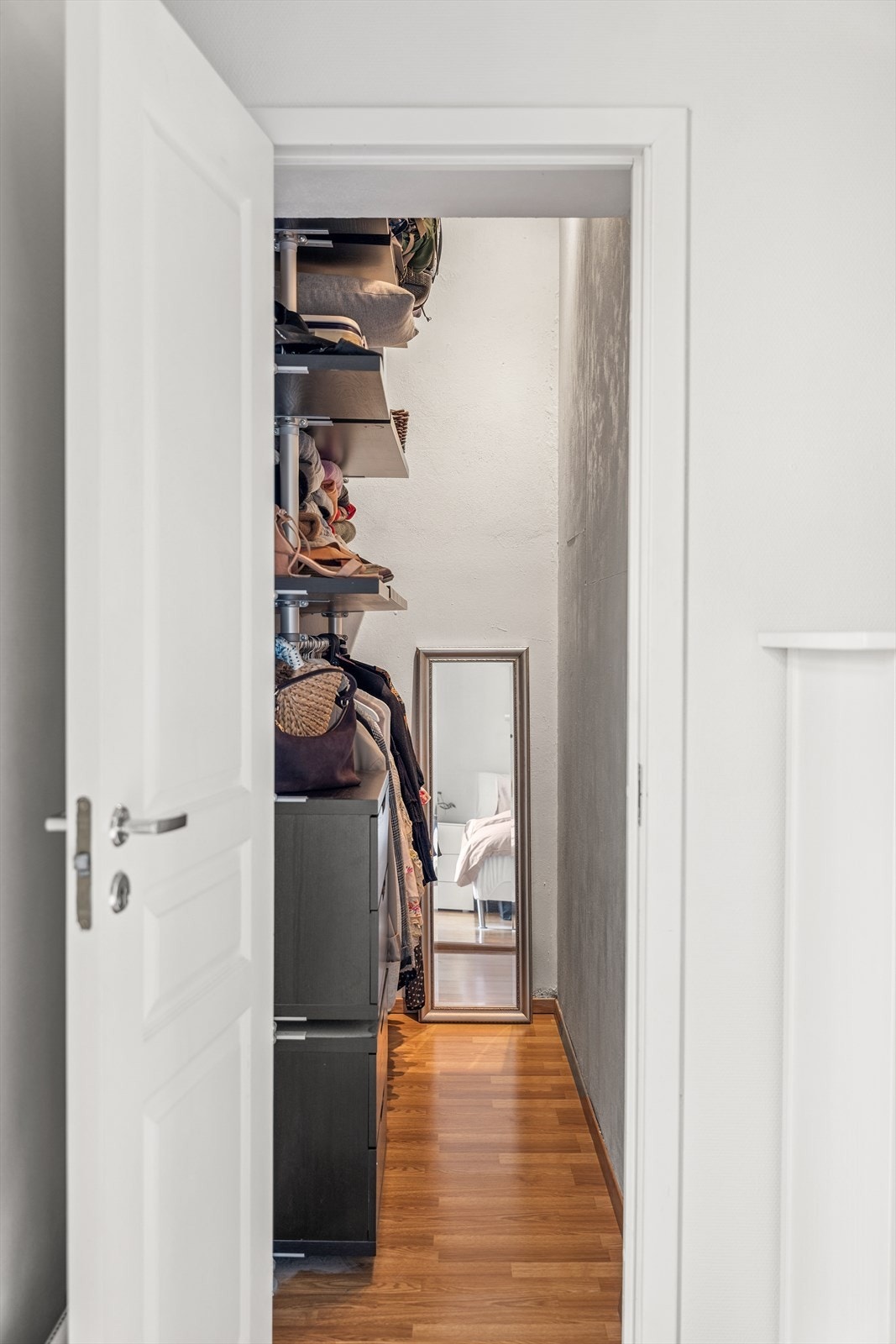 Innvendig bod med god plass til oppbevaring. Galleribilde