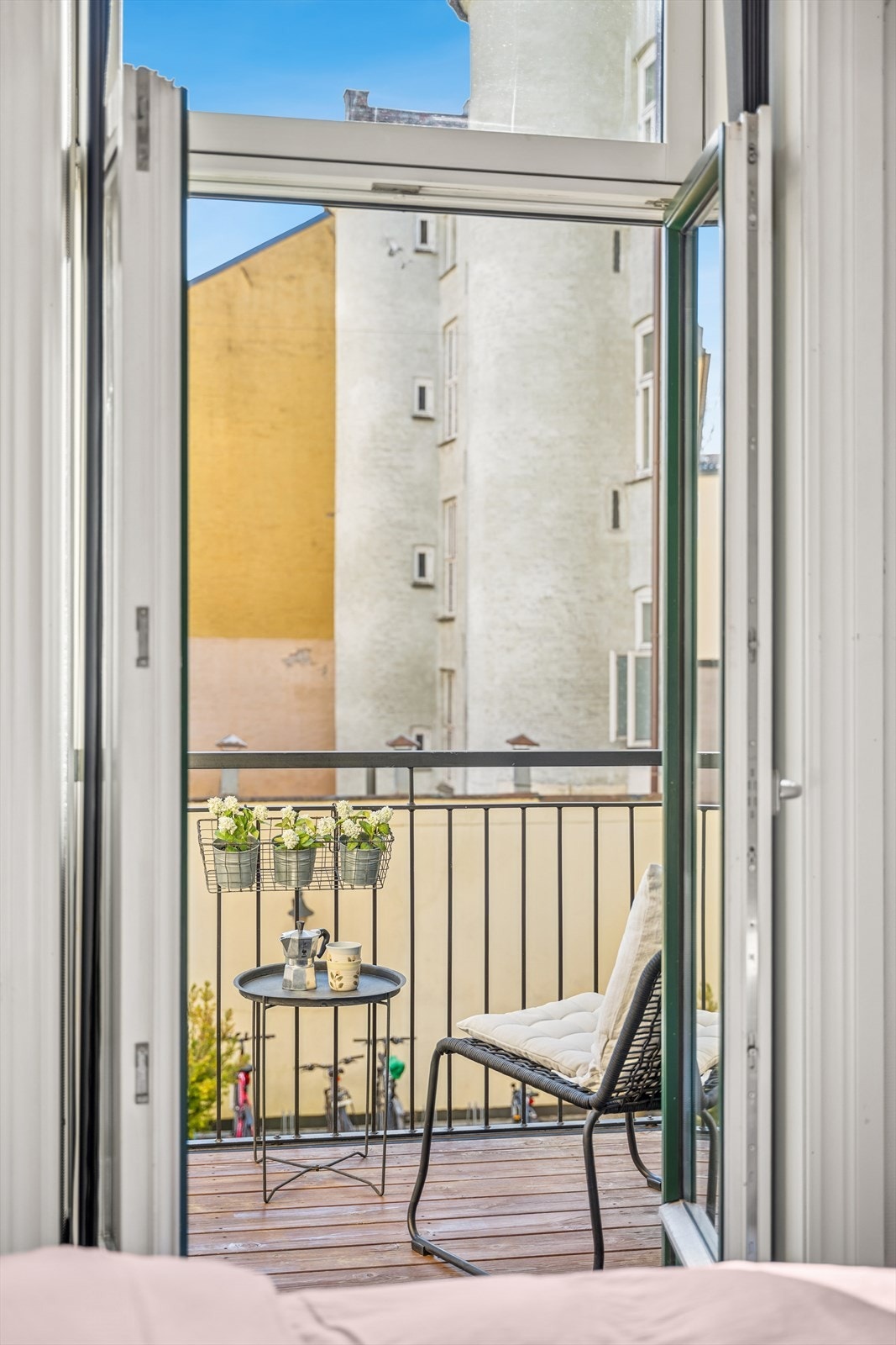 Her er det utgang til flott balkong med sol fra ca. 10:00-15:00 sommerhalvåret. Galleribilde