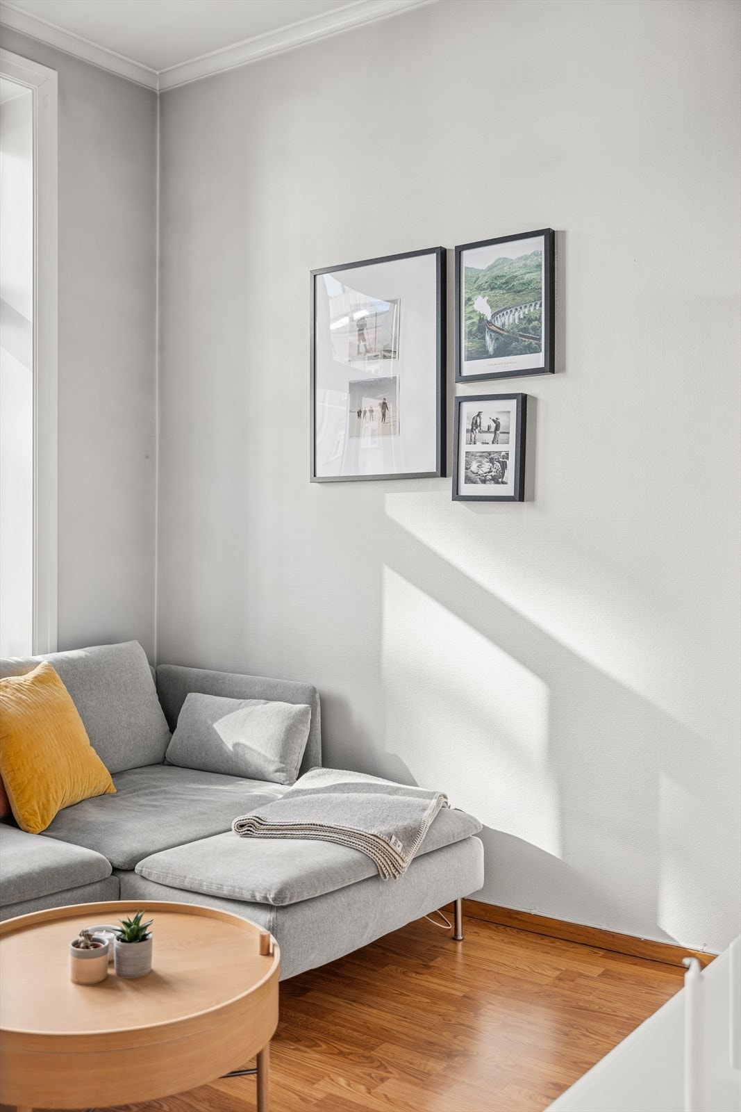 Her er det store vindusflater som sørger for rikelig med naturlig sollys, kombinert med den gode takhøyden på ca. 2,93m som skaper det en god atmosfære. Galleribilde