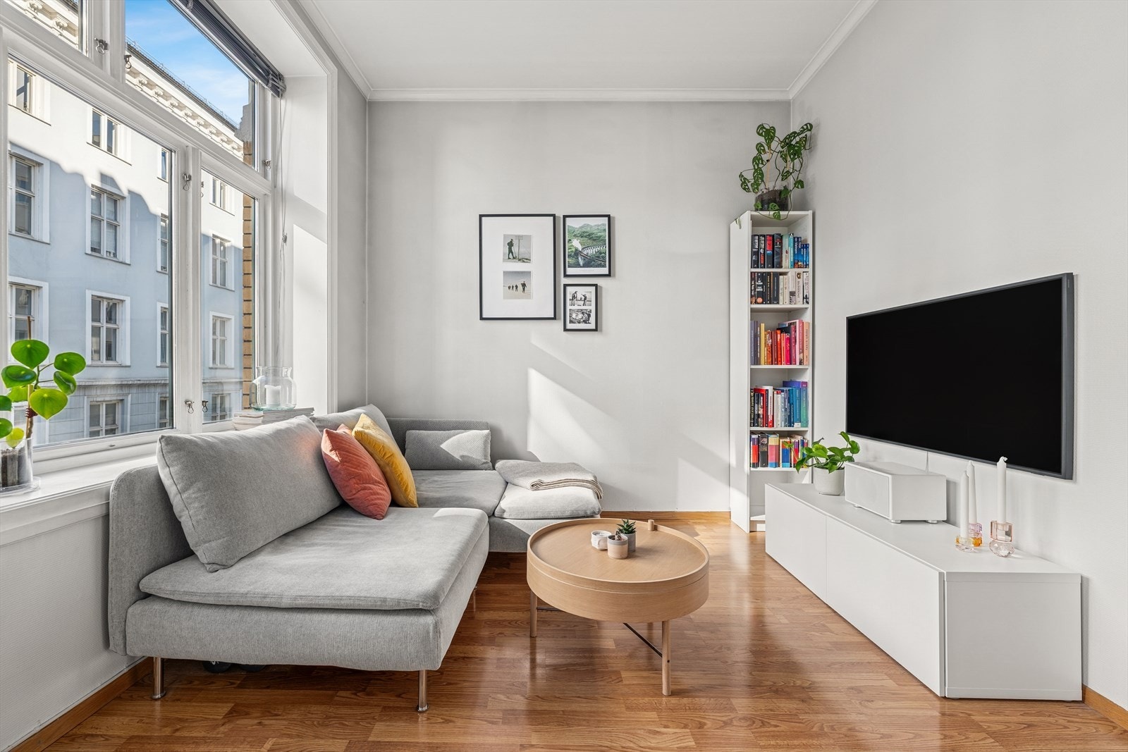 Stuen har god plass til sofagruppe med øvrig stuemøblement. Galleribilde