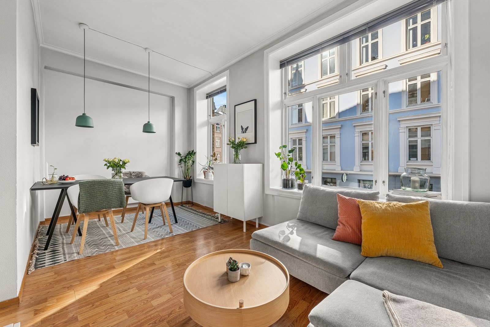 Dette er en romslig og gjennomgående 2-roms beliggende sentralt til på Grünerløkka. Galleribilde