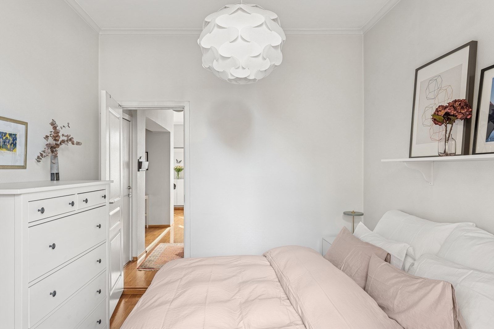 Rommet har hvite lyse veggflater og en god takhøyde. Galleribilde