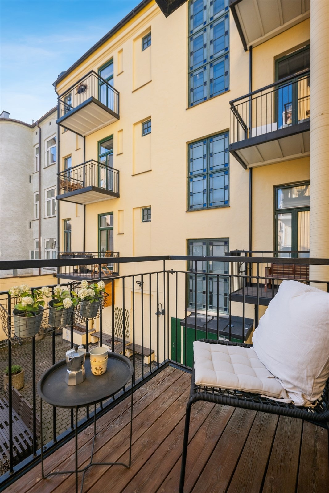 Balkongen har god plass til utemøbler og er et perfekt sted for å nyte morgenkaffen. Galleribilde