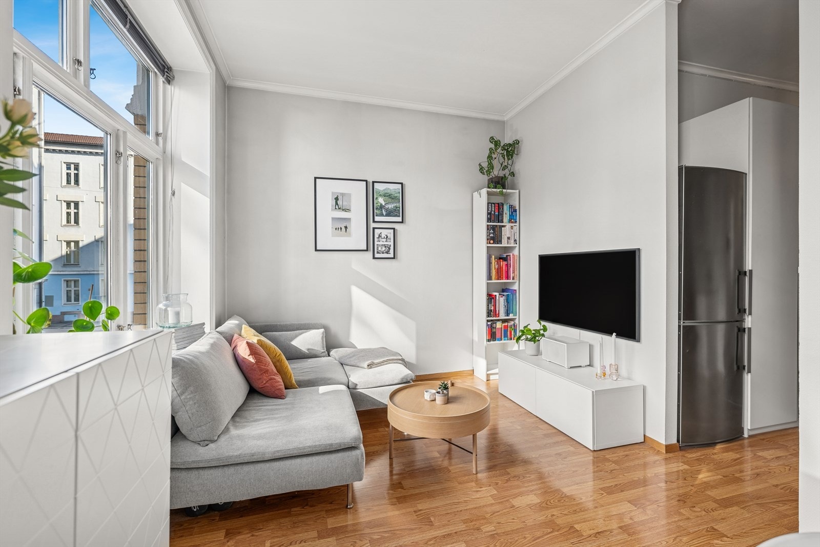 Stuens størrelse gjør rommet enkelt å møblere og har flere møberingsmuligheter. Galleribilde