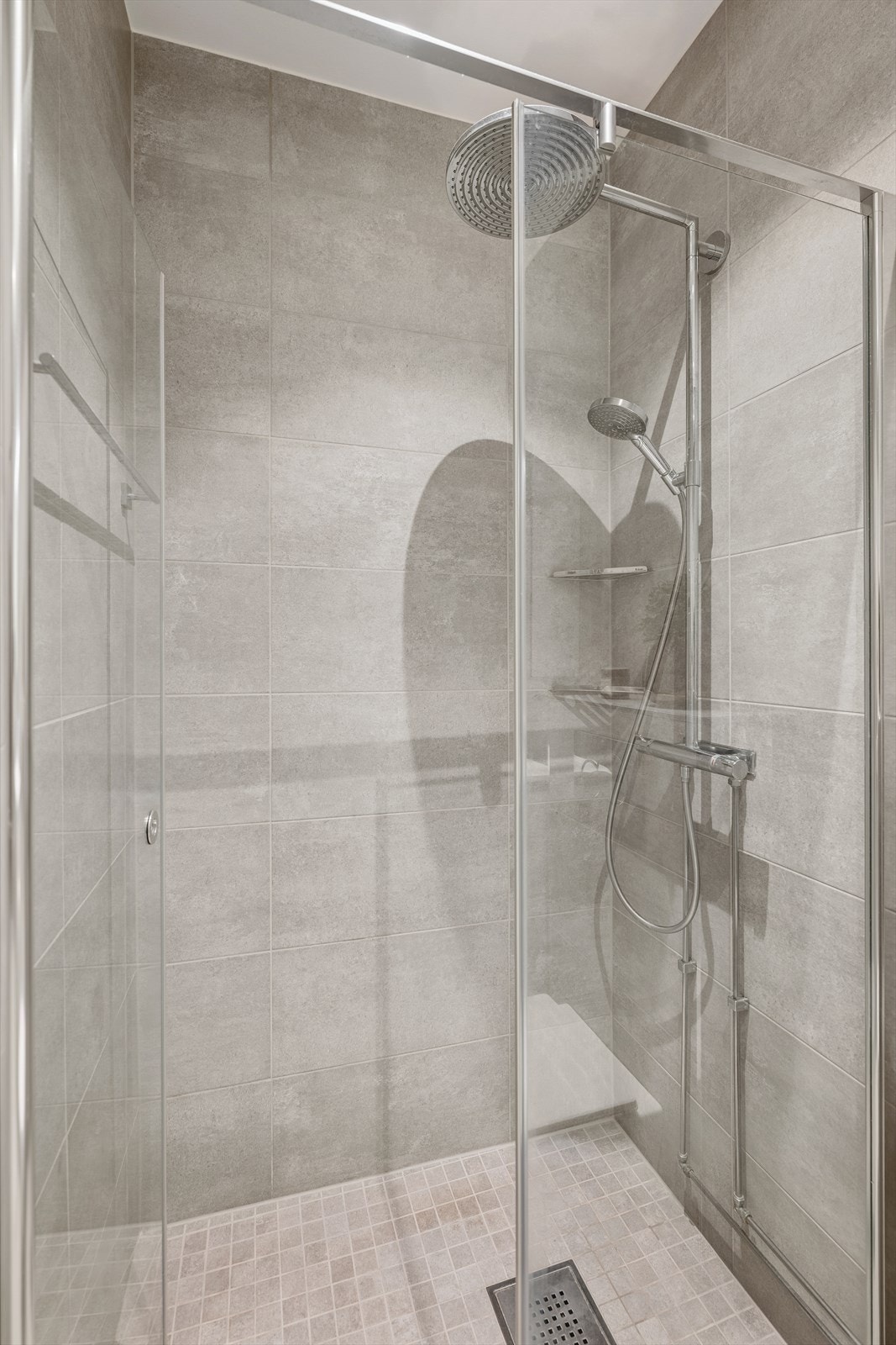 Badet er innredet med dusjnisje, veggmontert servant med god plass til oppbevaring av bademorsartikler og toalett. Det er opplegg for vaskemaskin. Galleribilde