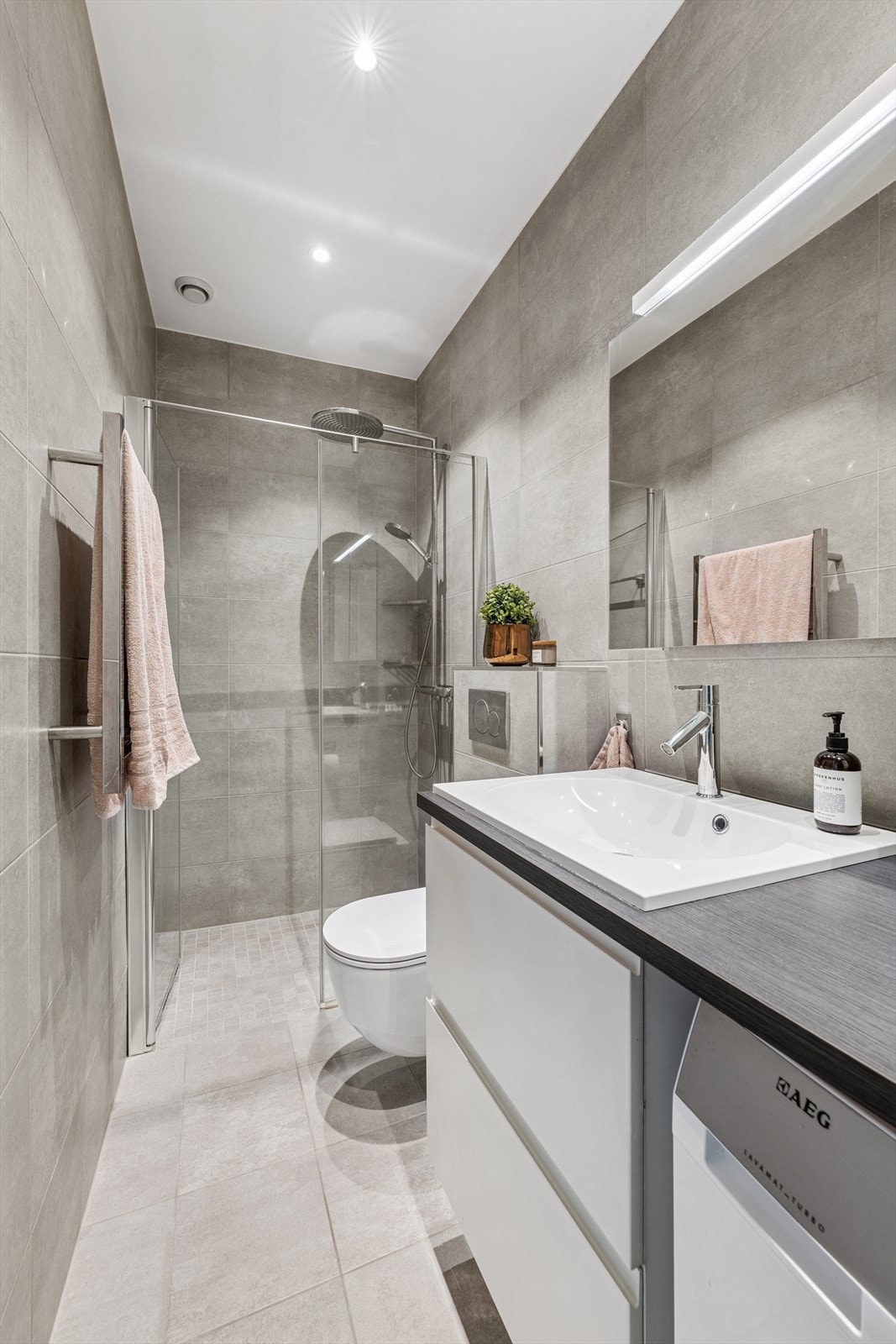 Flislagt baderom behagelig gulvvarme fra 2017. Galleribilde