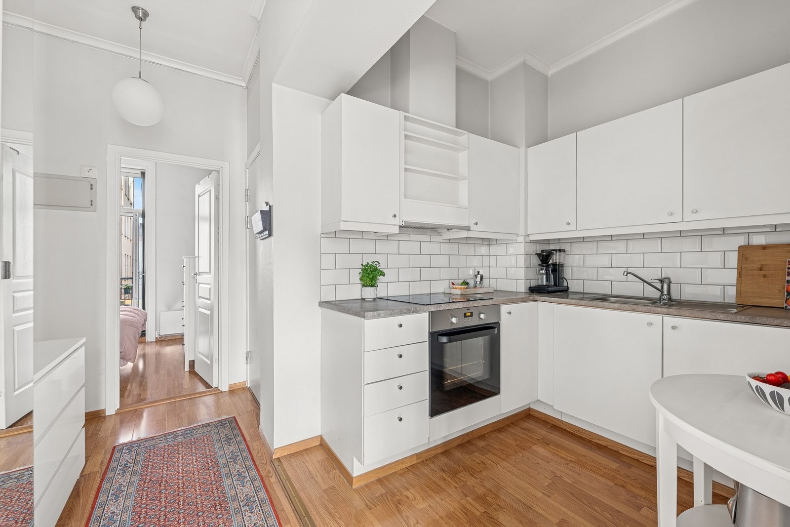 Fra stuen er det åpen løsning mot kjøkken. Galleribilde