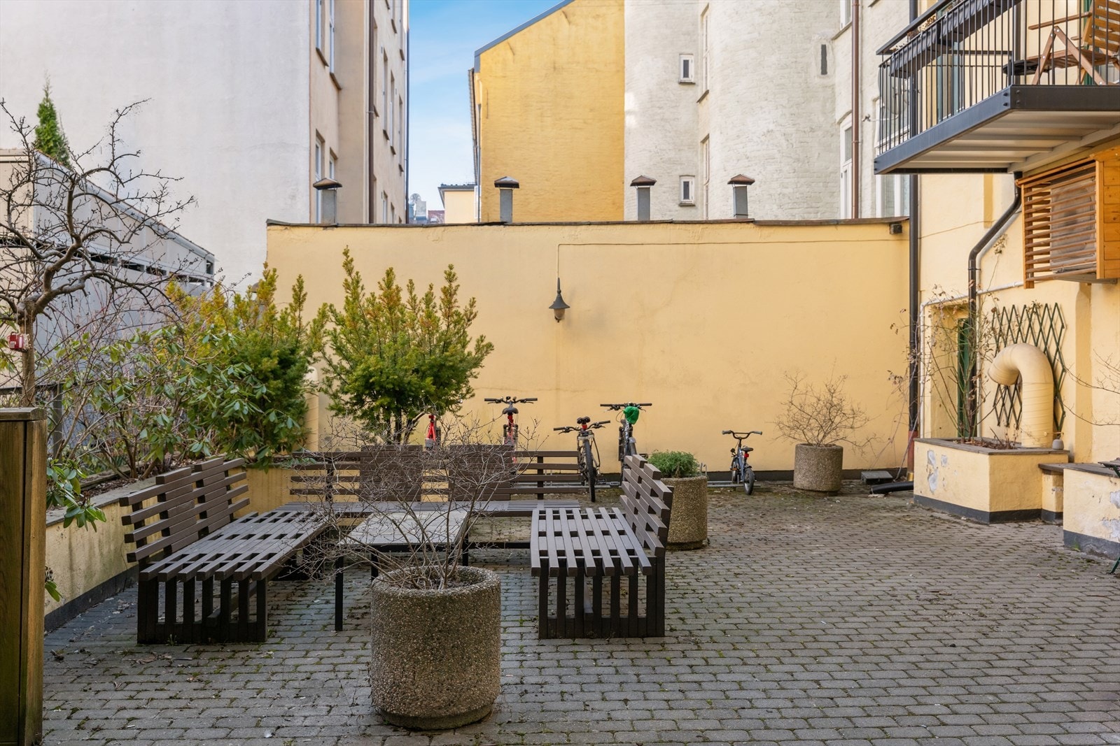 Her er det store sittegrupper og plass til avsetting av sykkel. Galleribilde