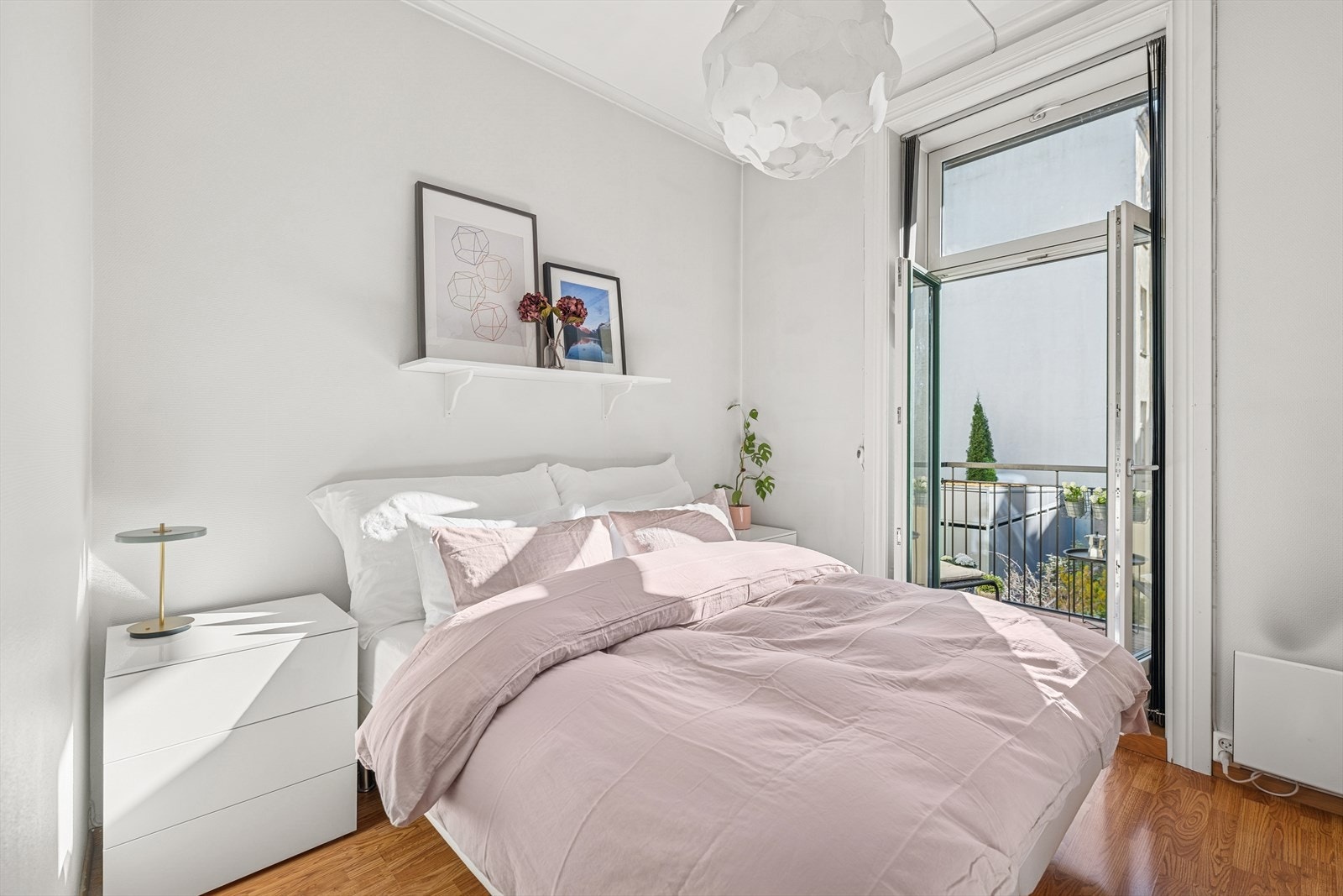 God plass til dobbeltseng med nattbord på hver side. Galleribilde