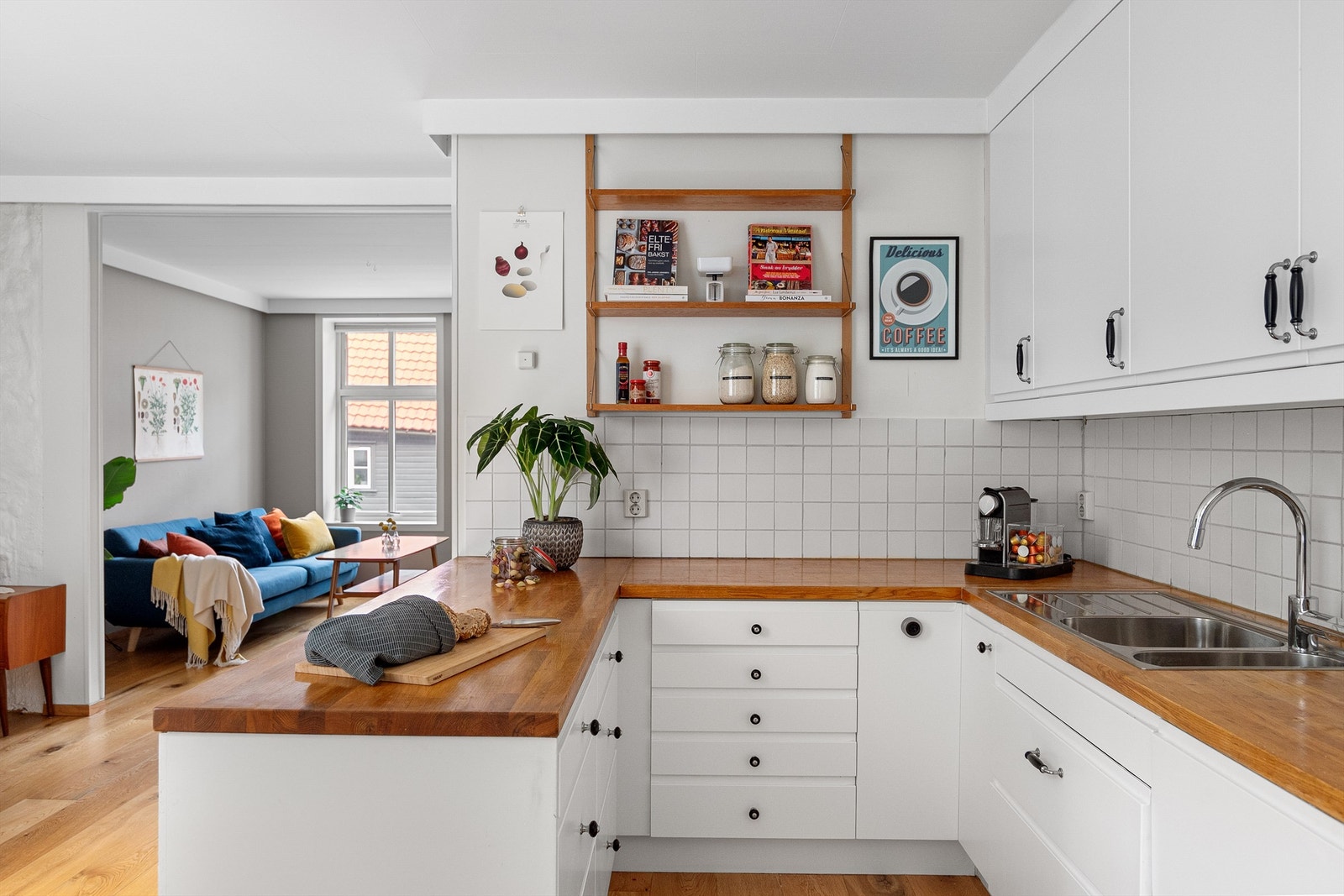 - Tidløs kjøkkeninnredning med slette hvite fronter og heltre benkeplate - Galleribilde