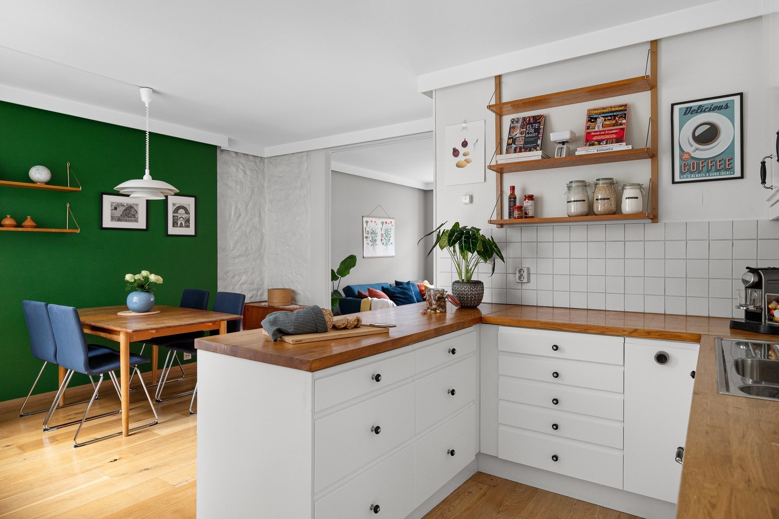 - Stor og god benkeplass som gjør matlagingen enklere. Praktisk plassering med spisegruppen i nærheten - Galleribilde