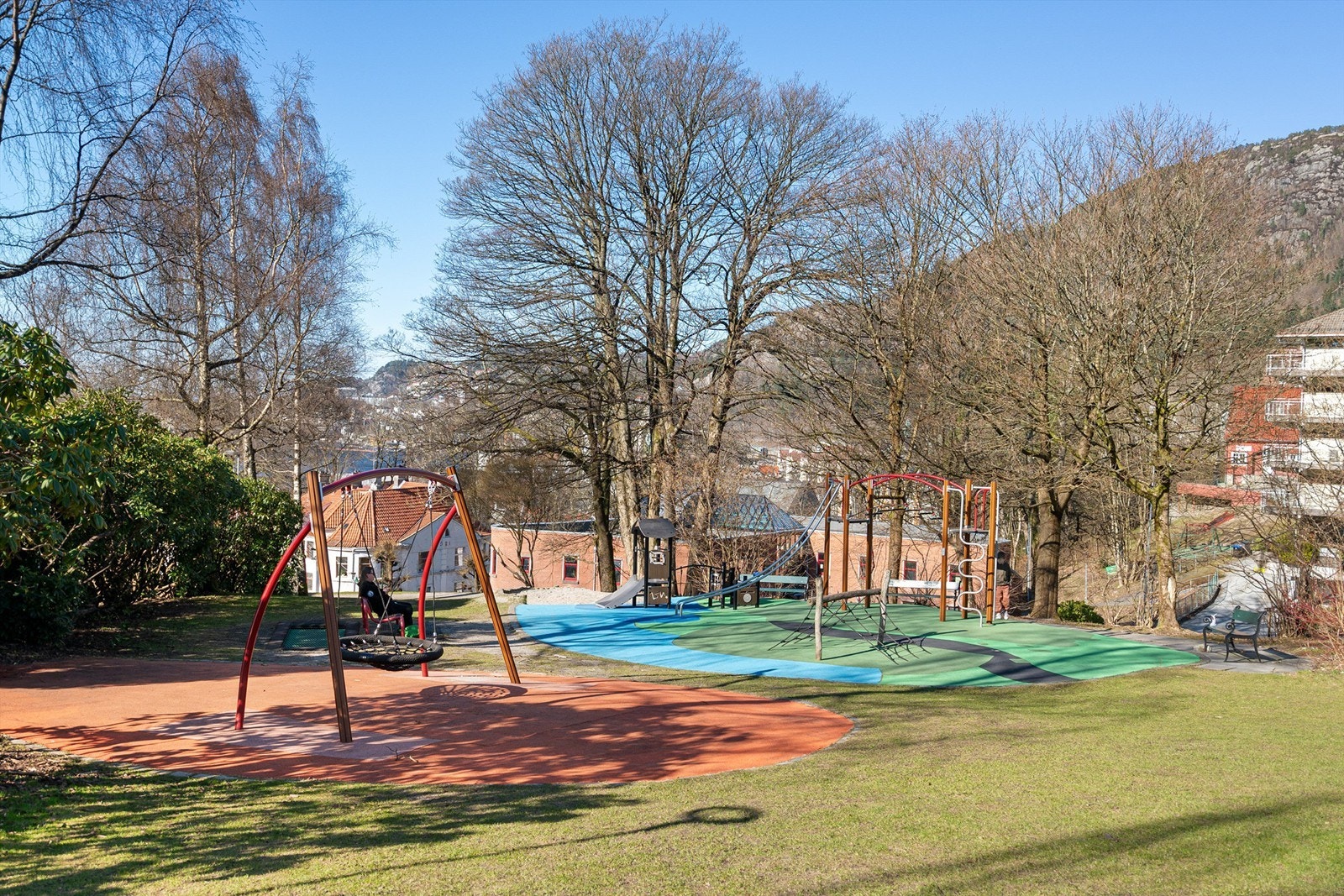 - Flere lekeplasser like utenfor gatedøren - Galleribilde