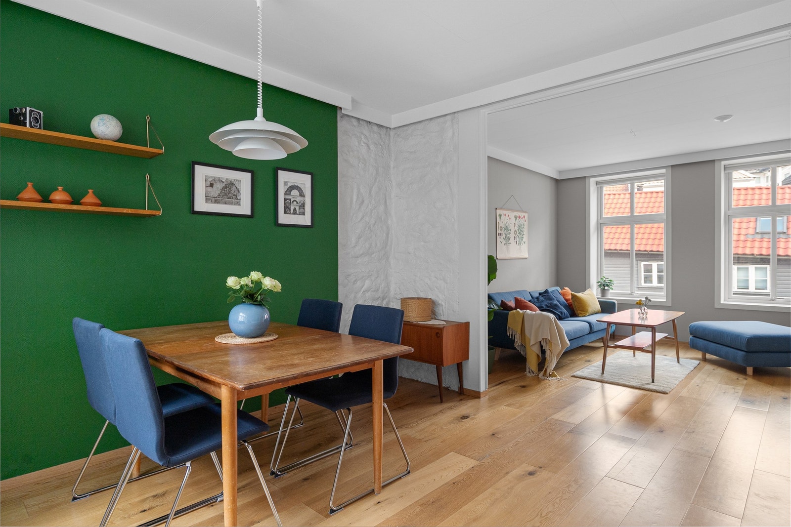 - Stuen er delt inn i to soner med naturlig inndeling for spisegruppen og sofakroken - Galleribilde